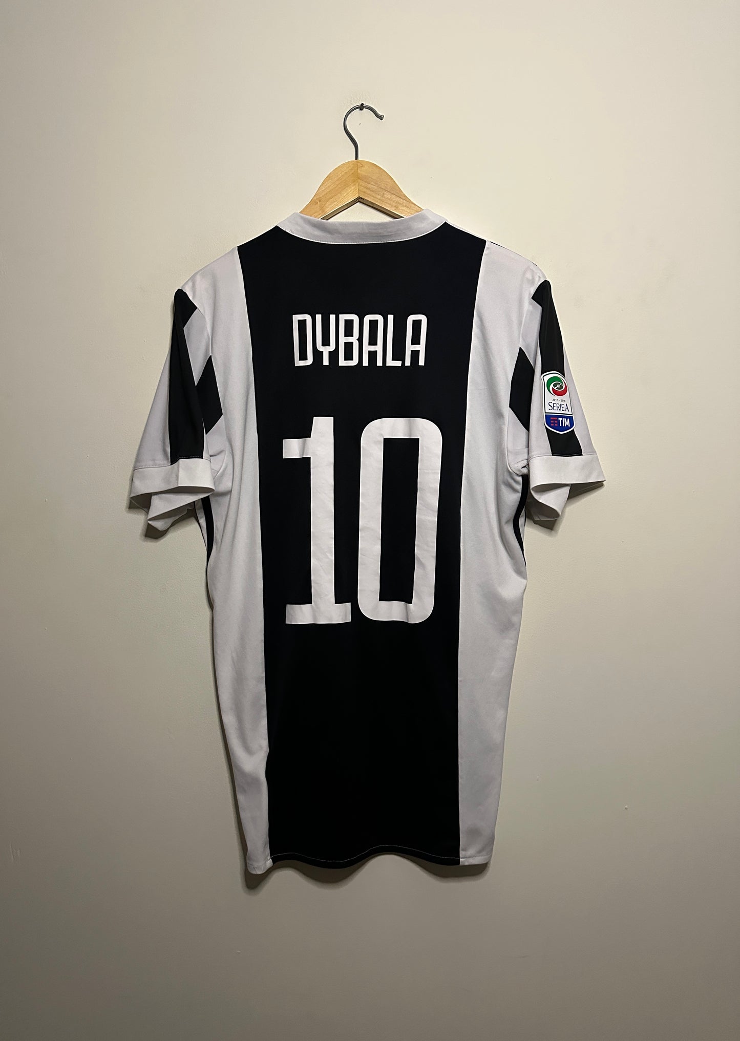 Paulo Dybala Juventus FC 2017-18 home football shirt (M)