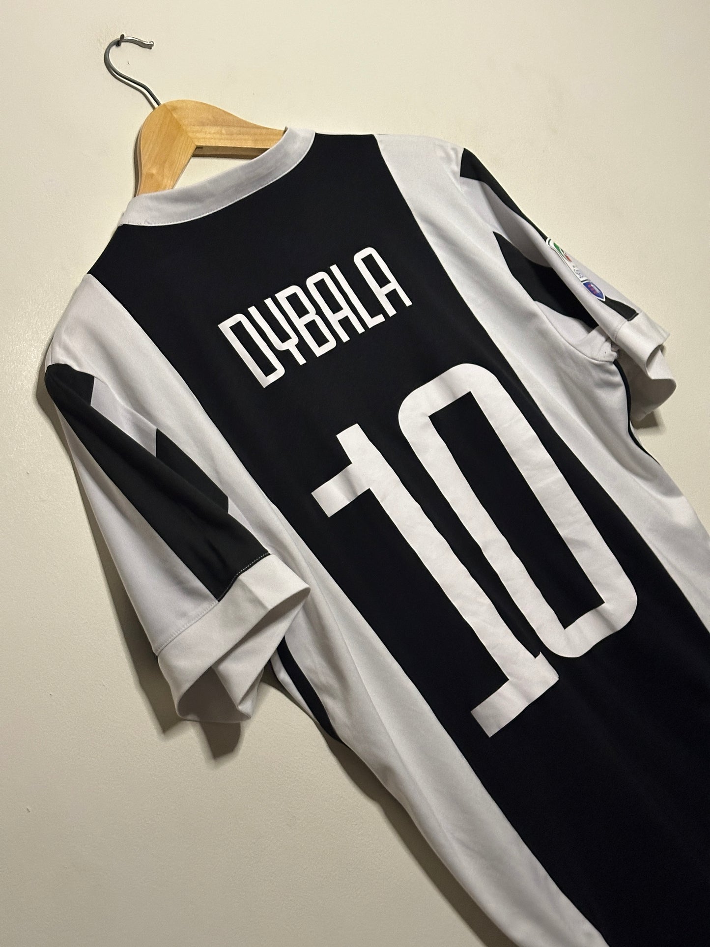 Paulo Dybala Juventus FC 2017-18 home football shirt (M)