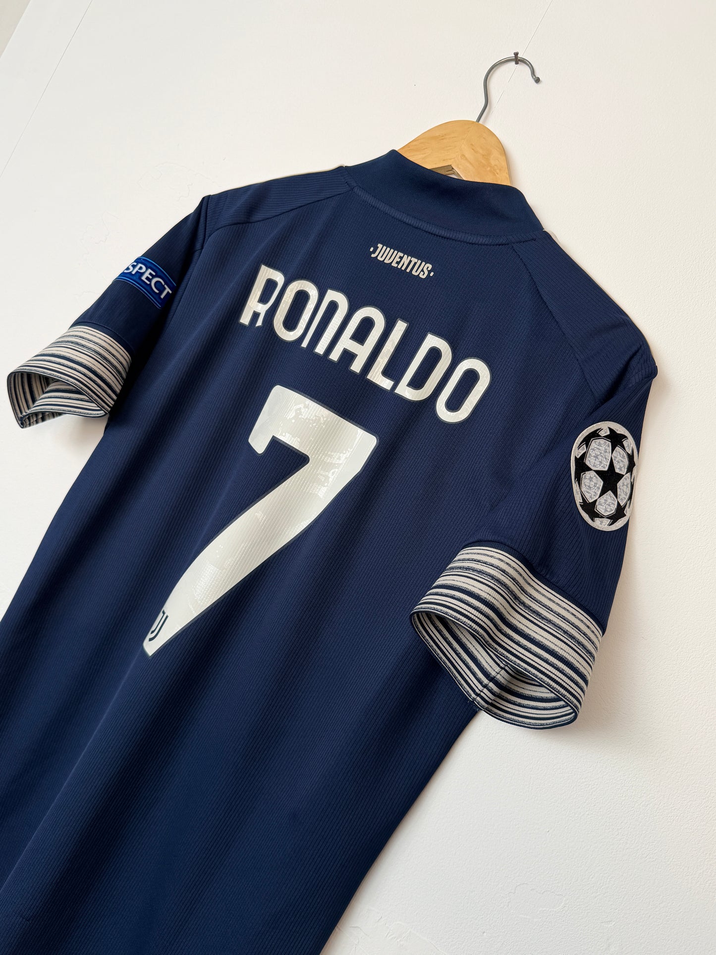 Cristiano Ronaldo Juventus FC 2020-21 away football shirt (M)