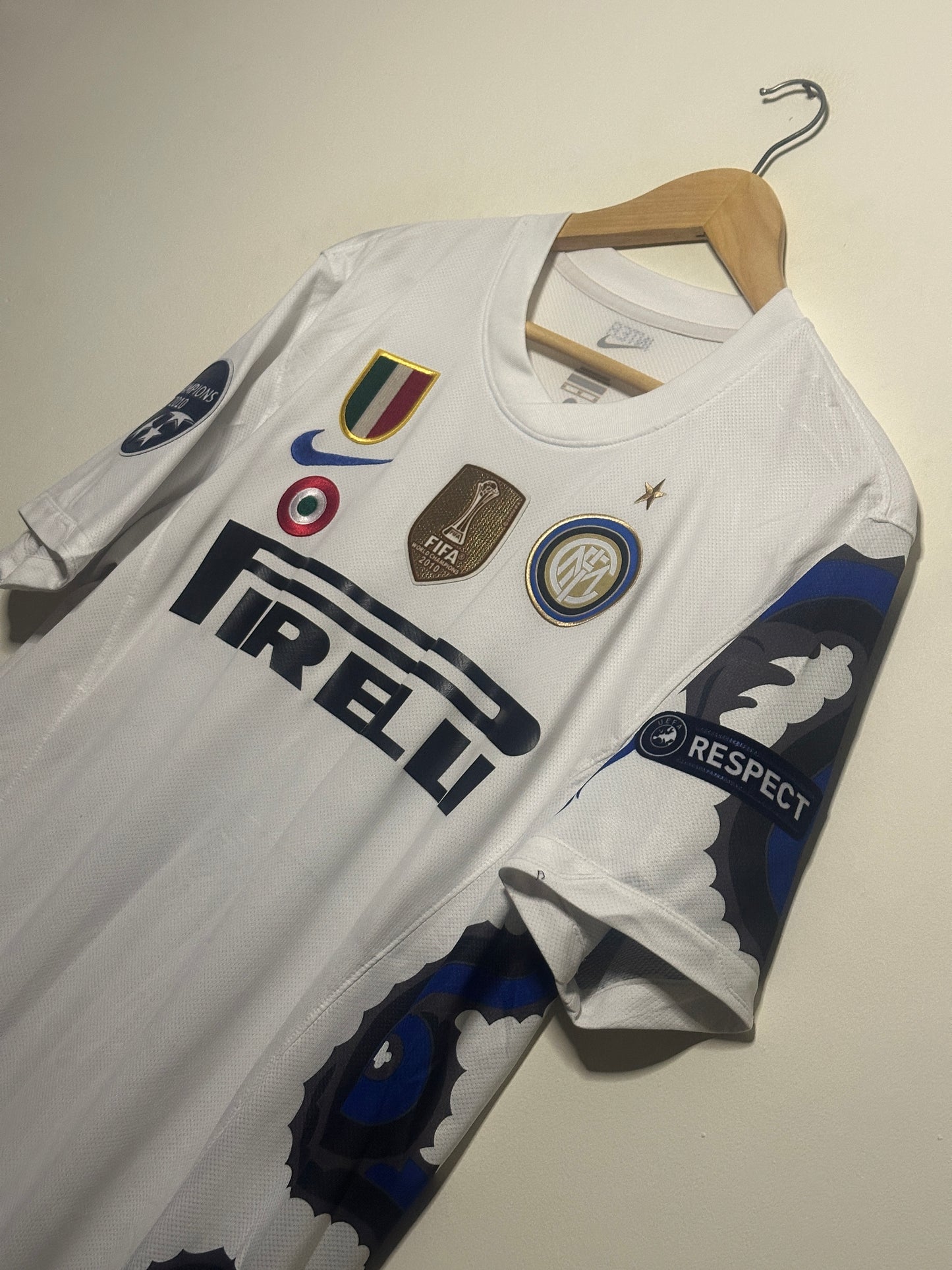 Wesley Sneijder Inter Milan 2010-11 away football shirt (M)
