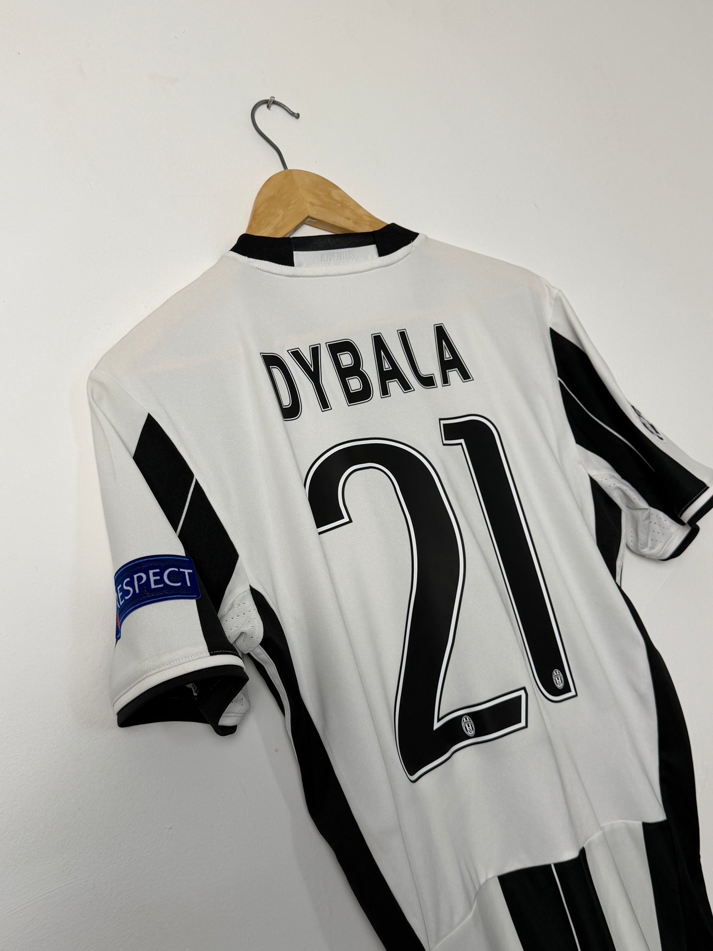 Paulo Dybala Juventus FC 2016-17 home football shirt (S)