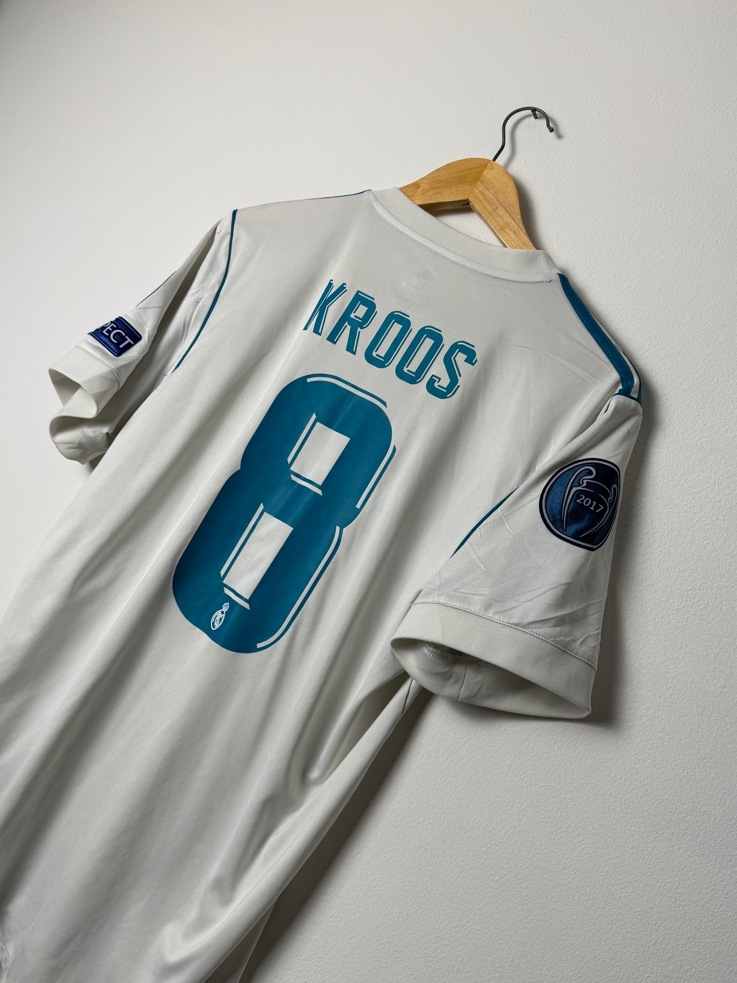 Toni Kroos Real Madrid CF 2017-18 final home football shirt (M)