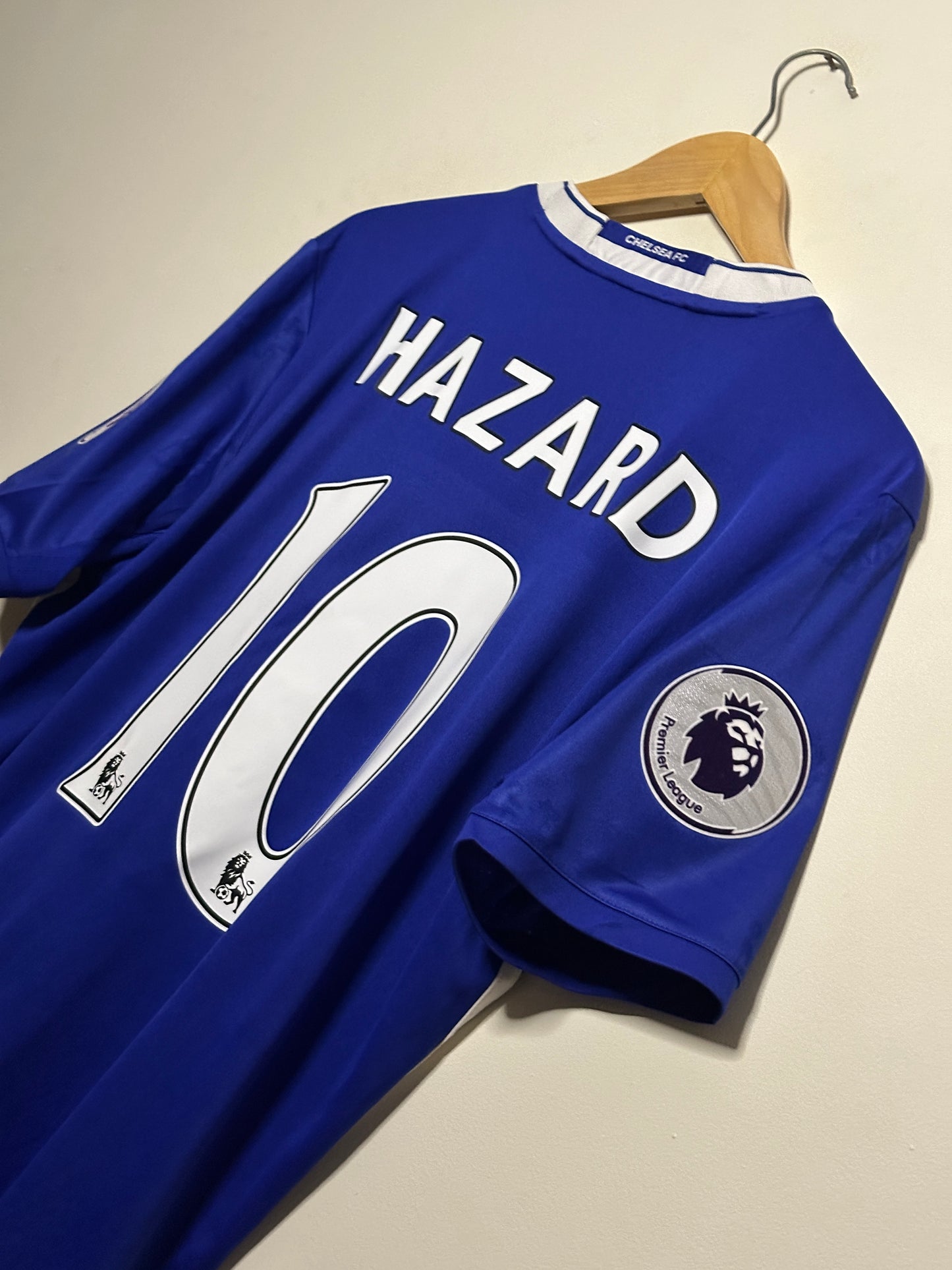 Eden Hazard Chelsea FC 2016-17 home football shirt (L)