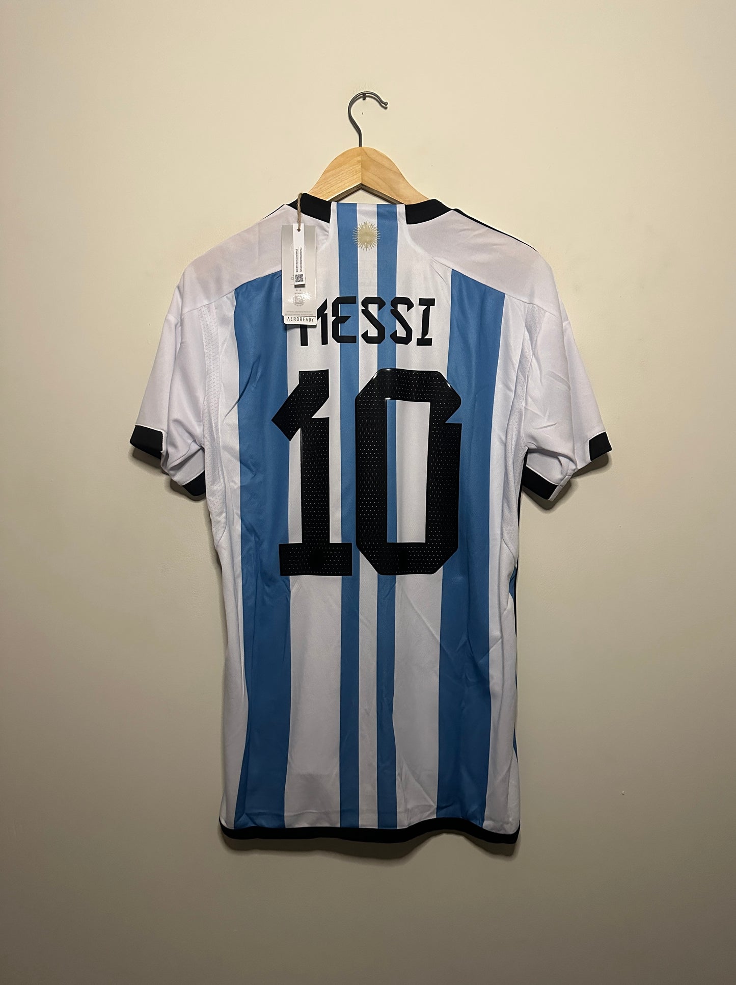 Lionel Messi Argentina 2022 World Cup final edition home football shirt (M)