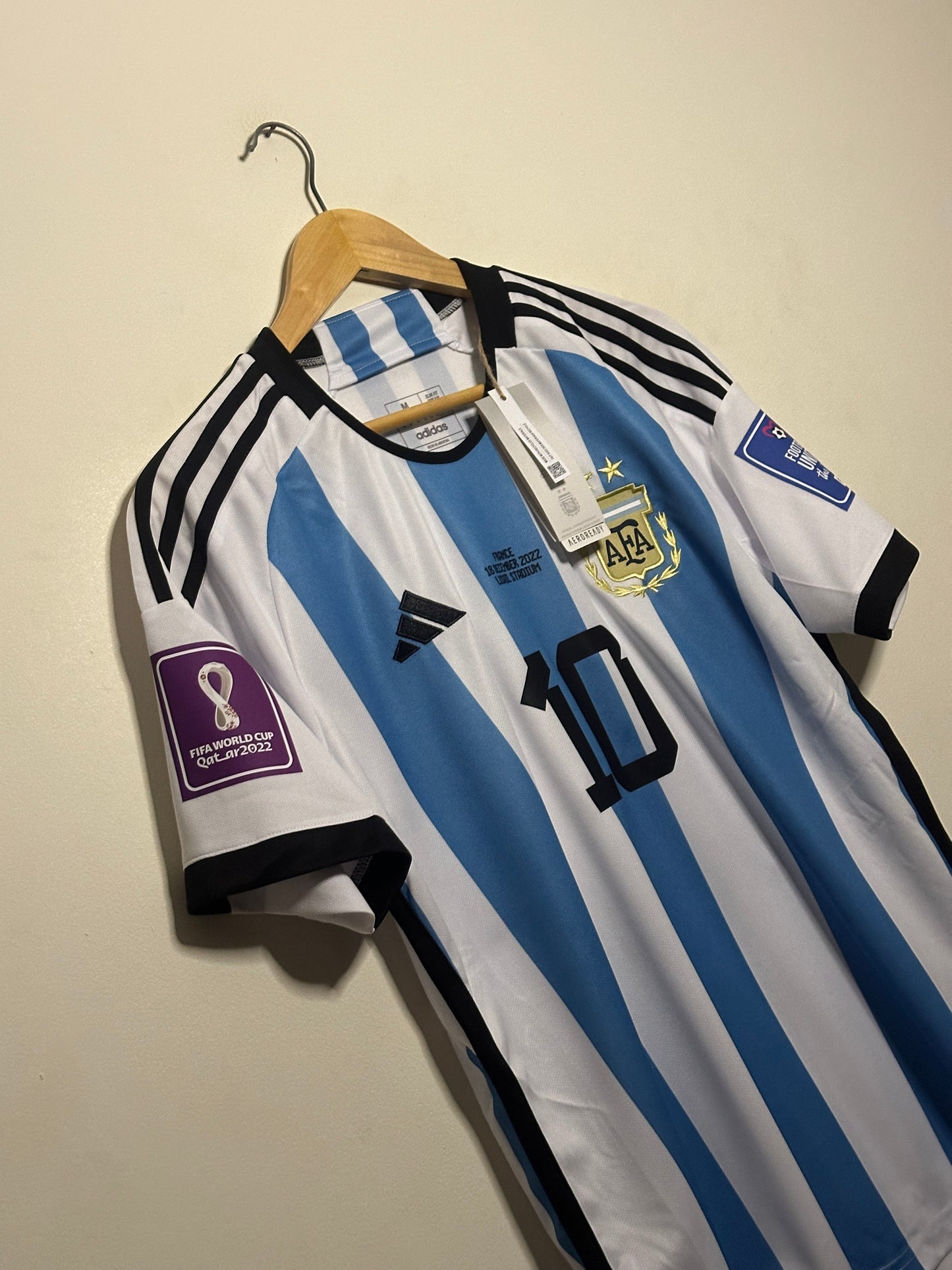 Lionel Messi Argentina 2022 World Cup final edition home football shirt (M)