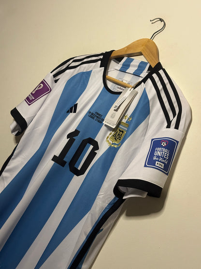 Lionel Messi Argentina 2022 World Cup final edition home football shirt (M)