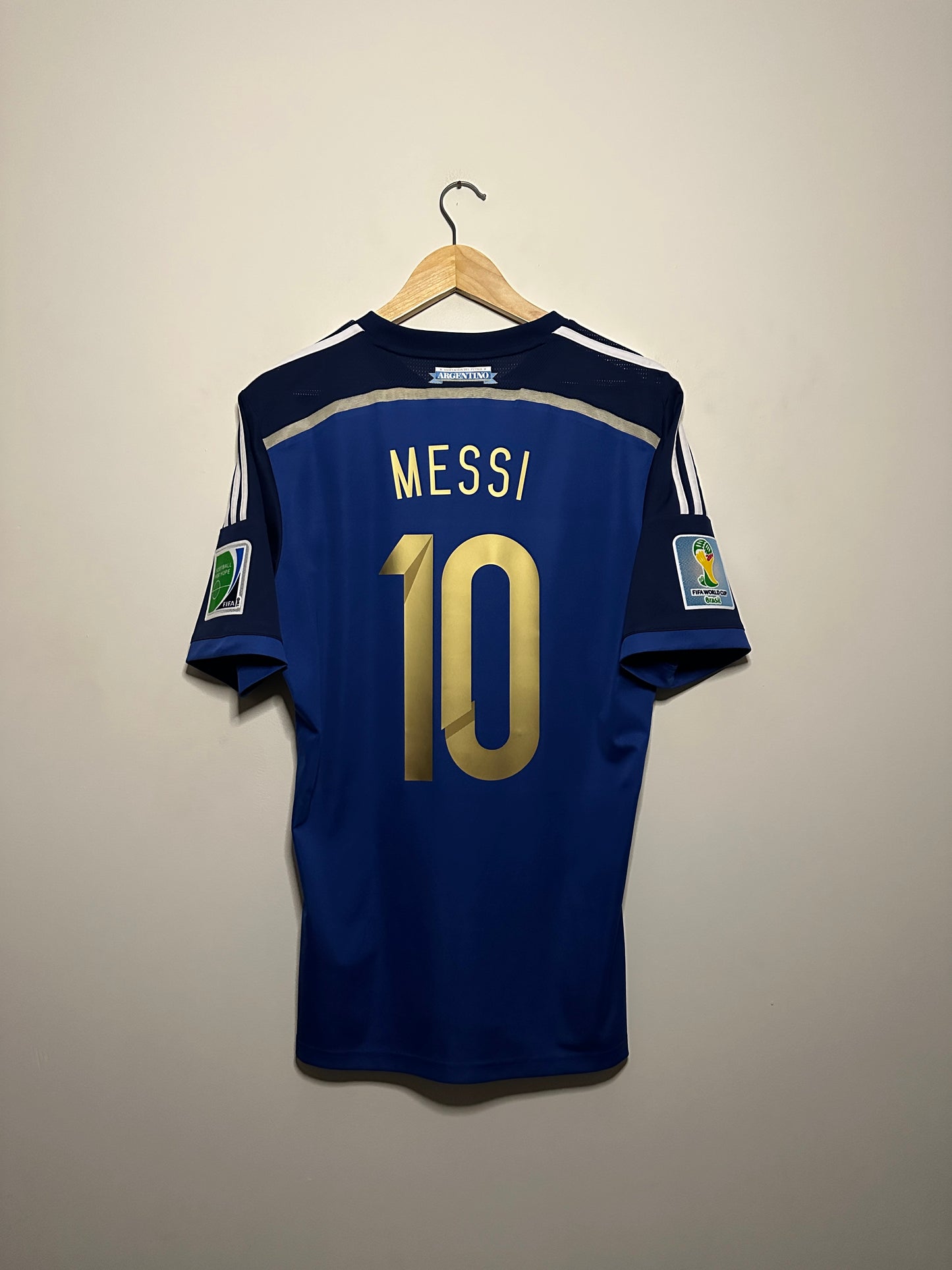 Lionel Messi Argentina 2014 World Cup away football shirt (M)