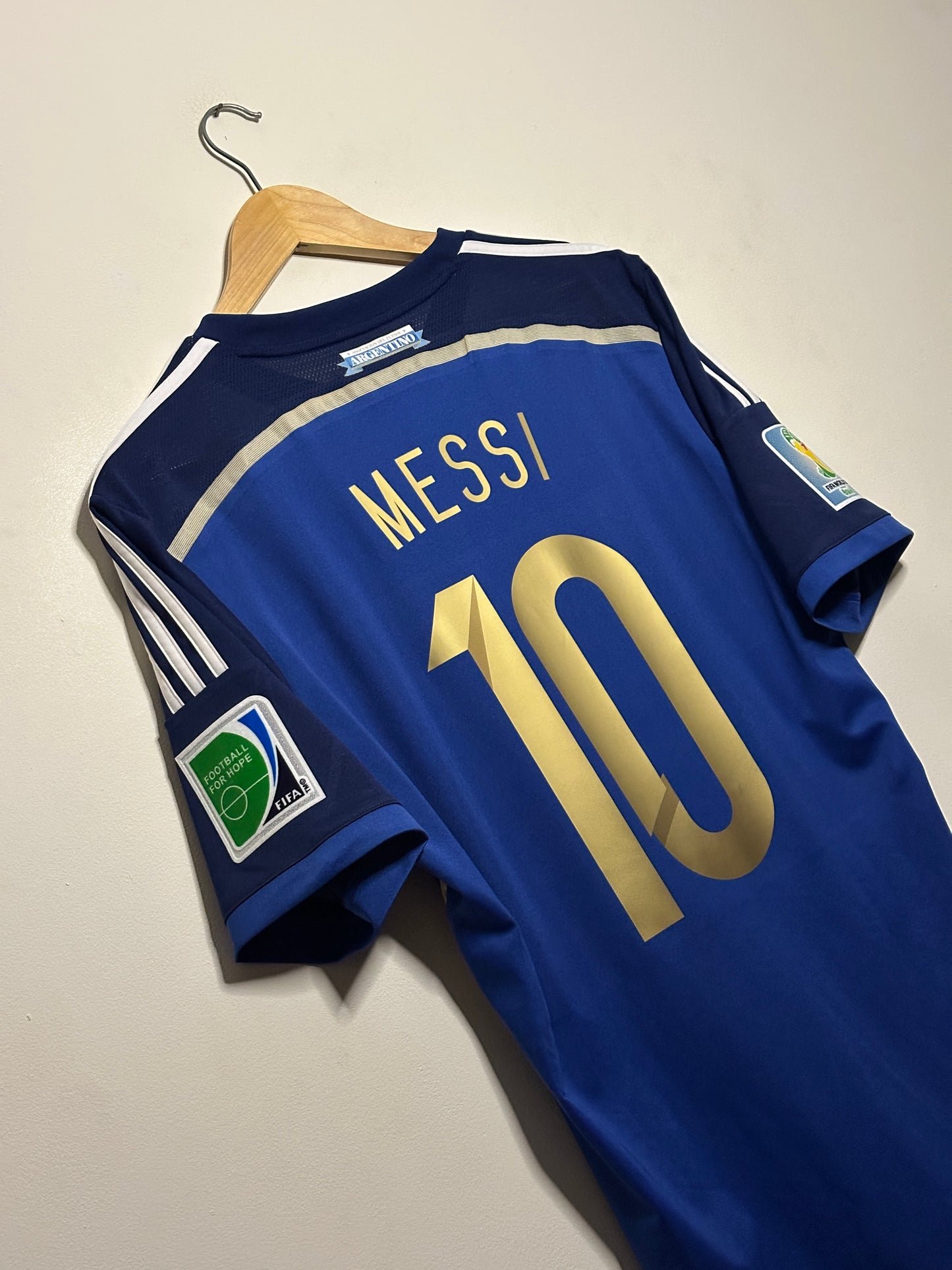 Lionel Messi Argentina 2014 World Cup away football shirt (M)