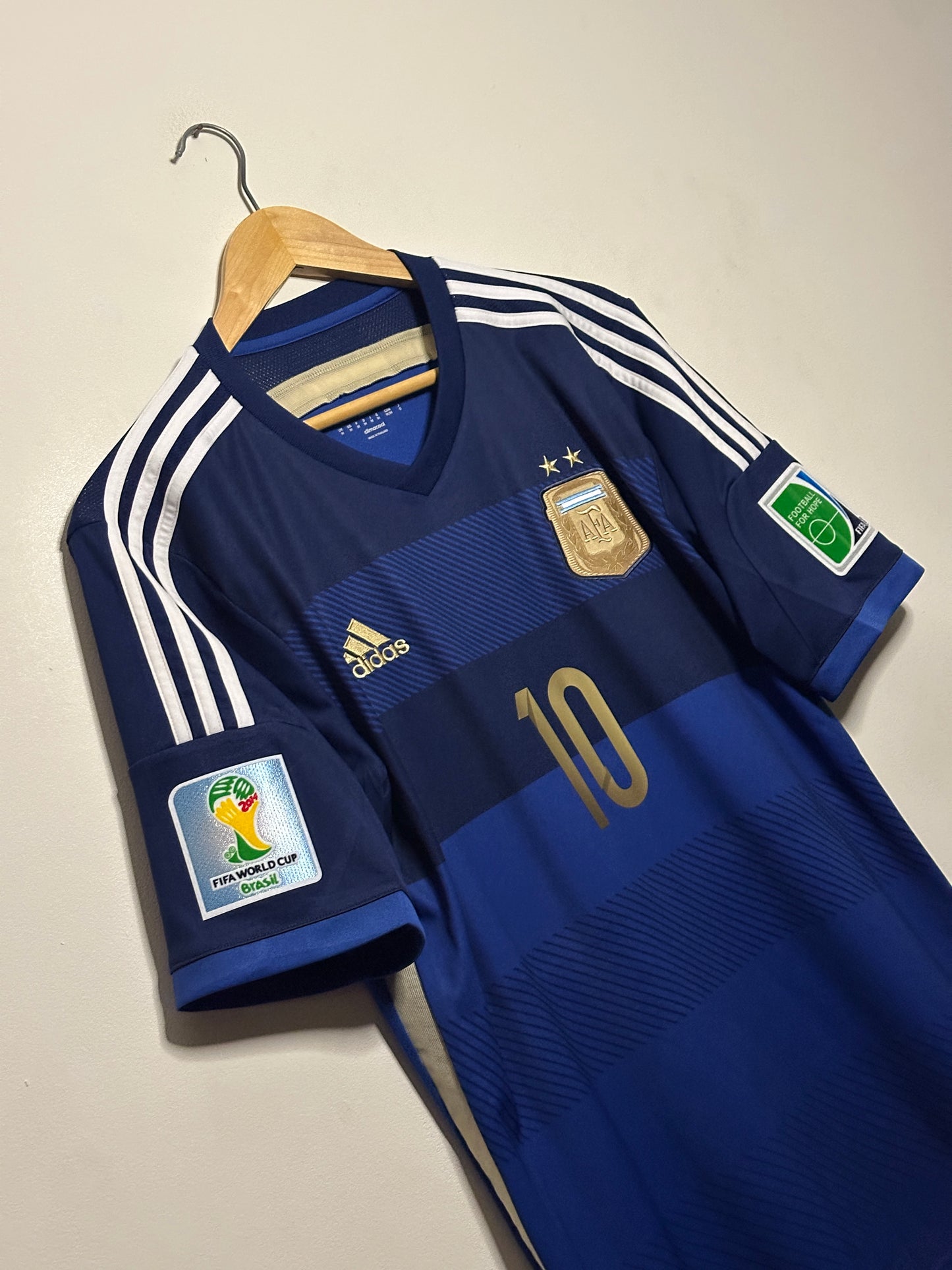 Lionel Messi Argentina 2014 World Cup away football shirt (M)