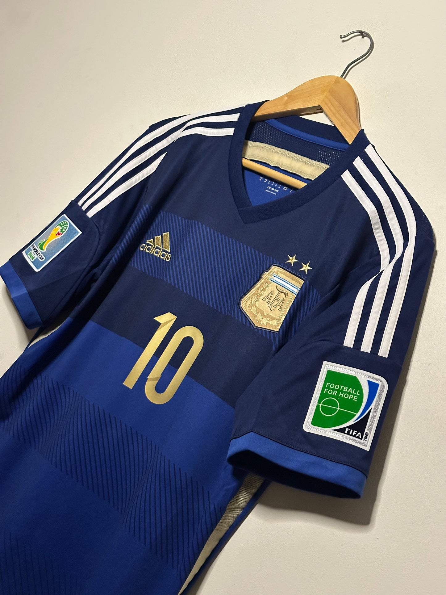 Lionel Messi Argentina 2014 World Cup away football shirt (M)