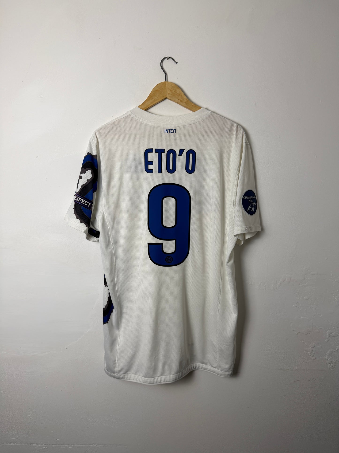 Samuel Eto'o Inter Milan 2010-11 away football shirt (L)