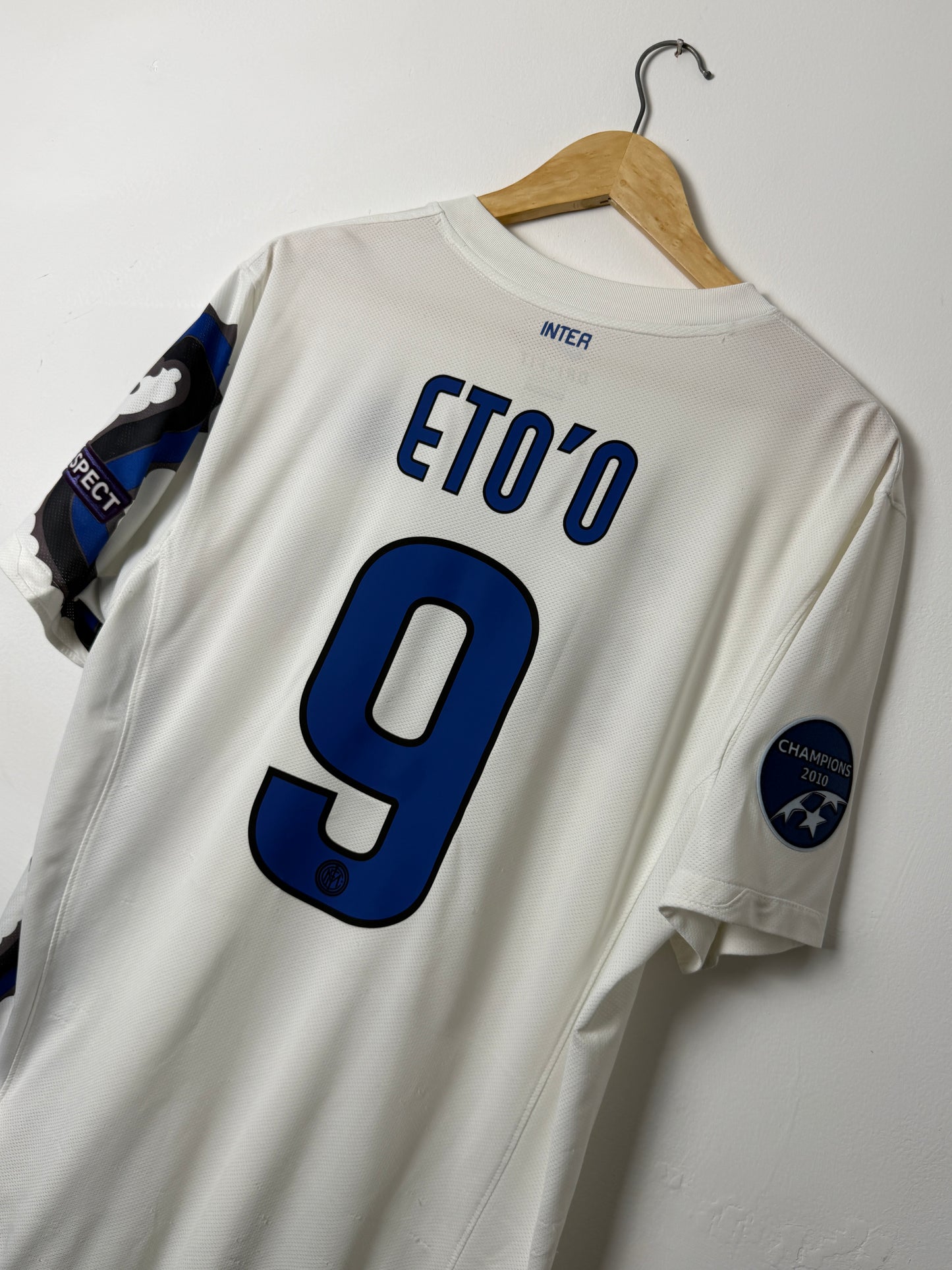 Samuel Eto'o Inter Milan 2010-11 away football shirt (L)