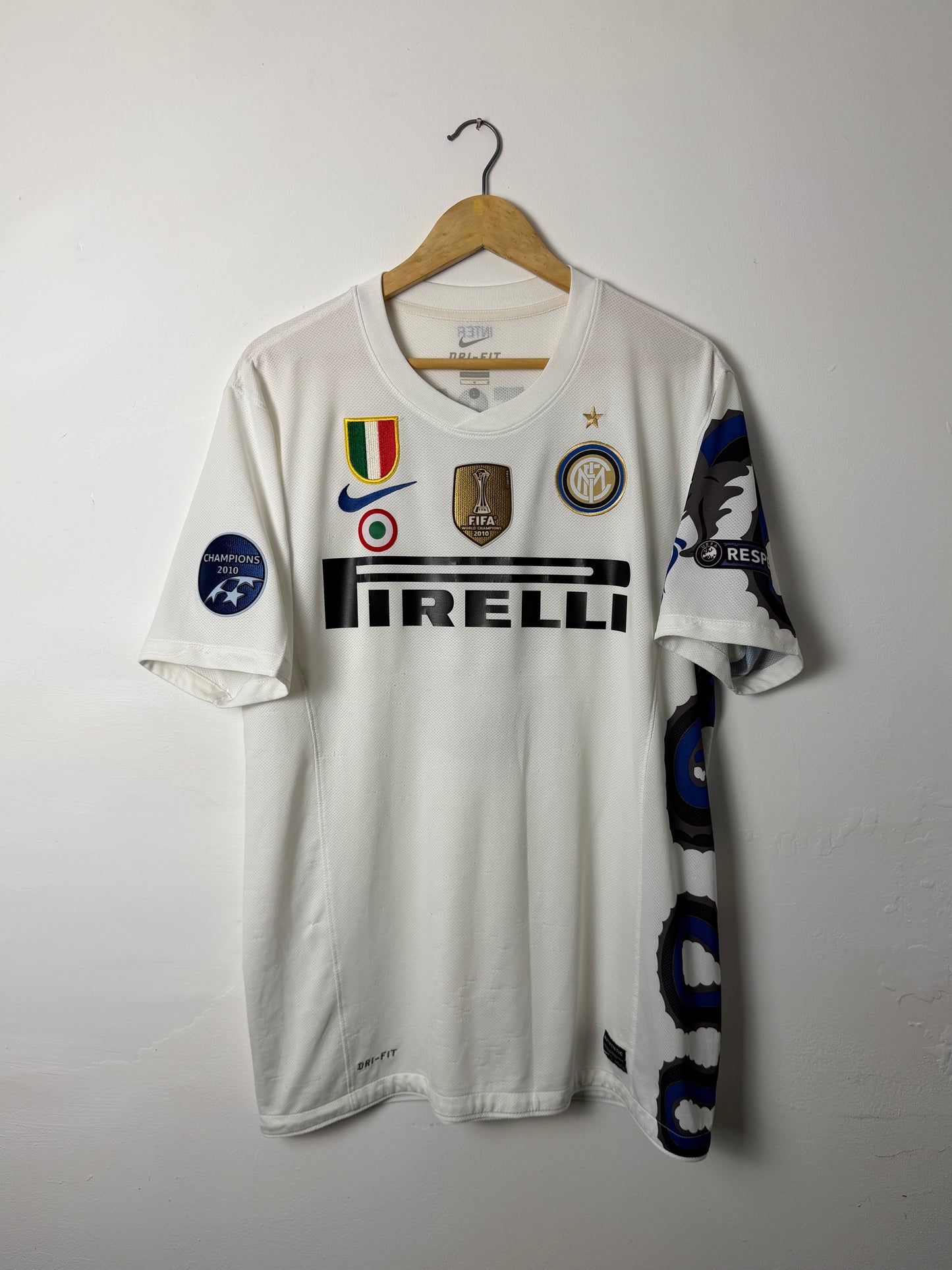 Samuel Eto'o Inter Milan 2010-11 away football shirt (L)