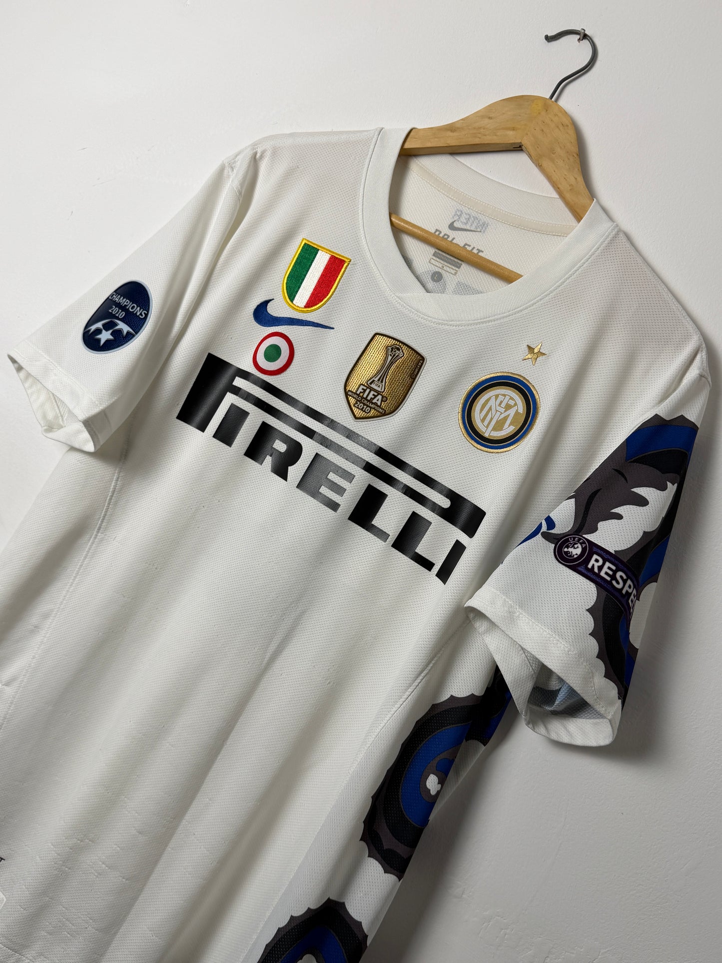 Samuel Eto'o Inter Milan 2010-11 away football shirt (L)
