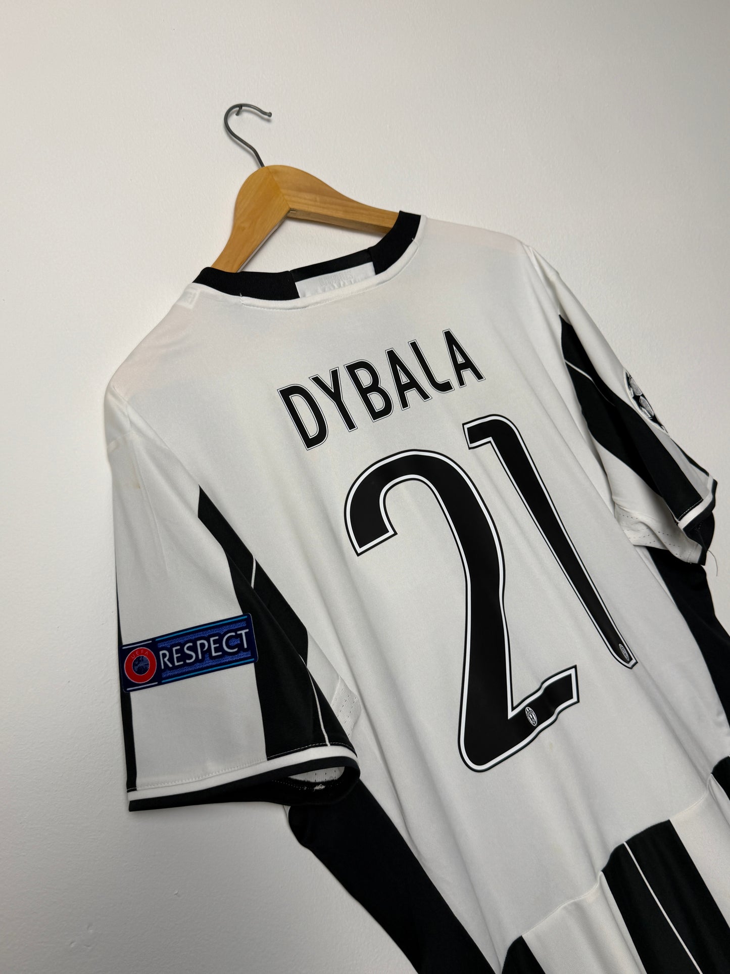 Paulo Dybala Juventus FC 2016-17 home football shirt (XL)