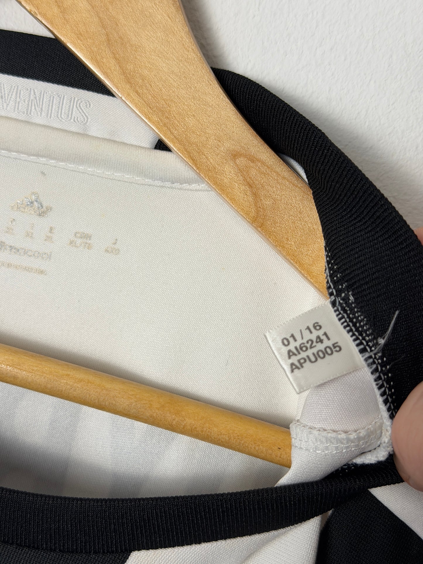 Paulo Dybala Juventus FC 2016-17 home football shirt (XL)