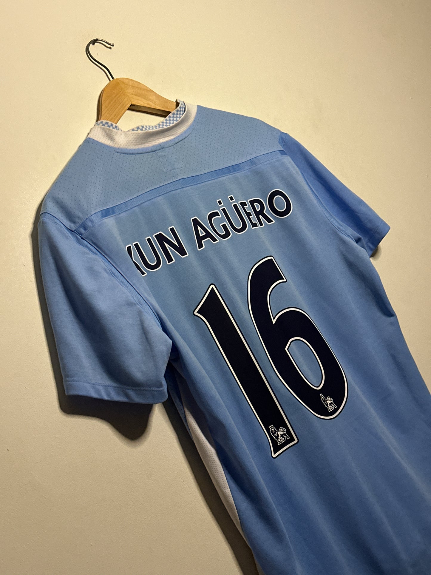 Kun Aguero Manchester City 2011-12 home football shirt (L)
