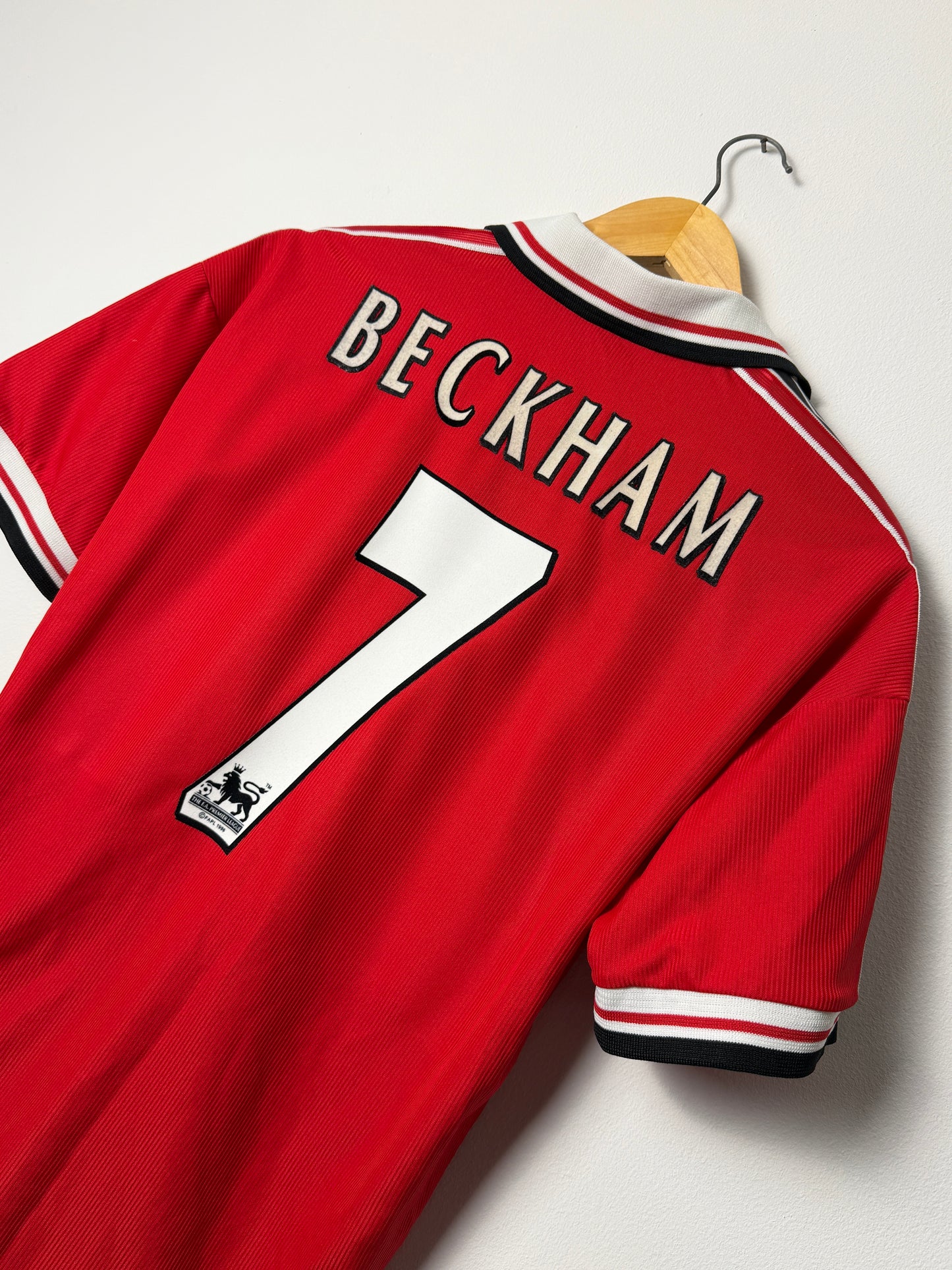 David Beckham Manchester United 1999-00 home football shirt (M)