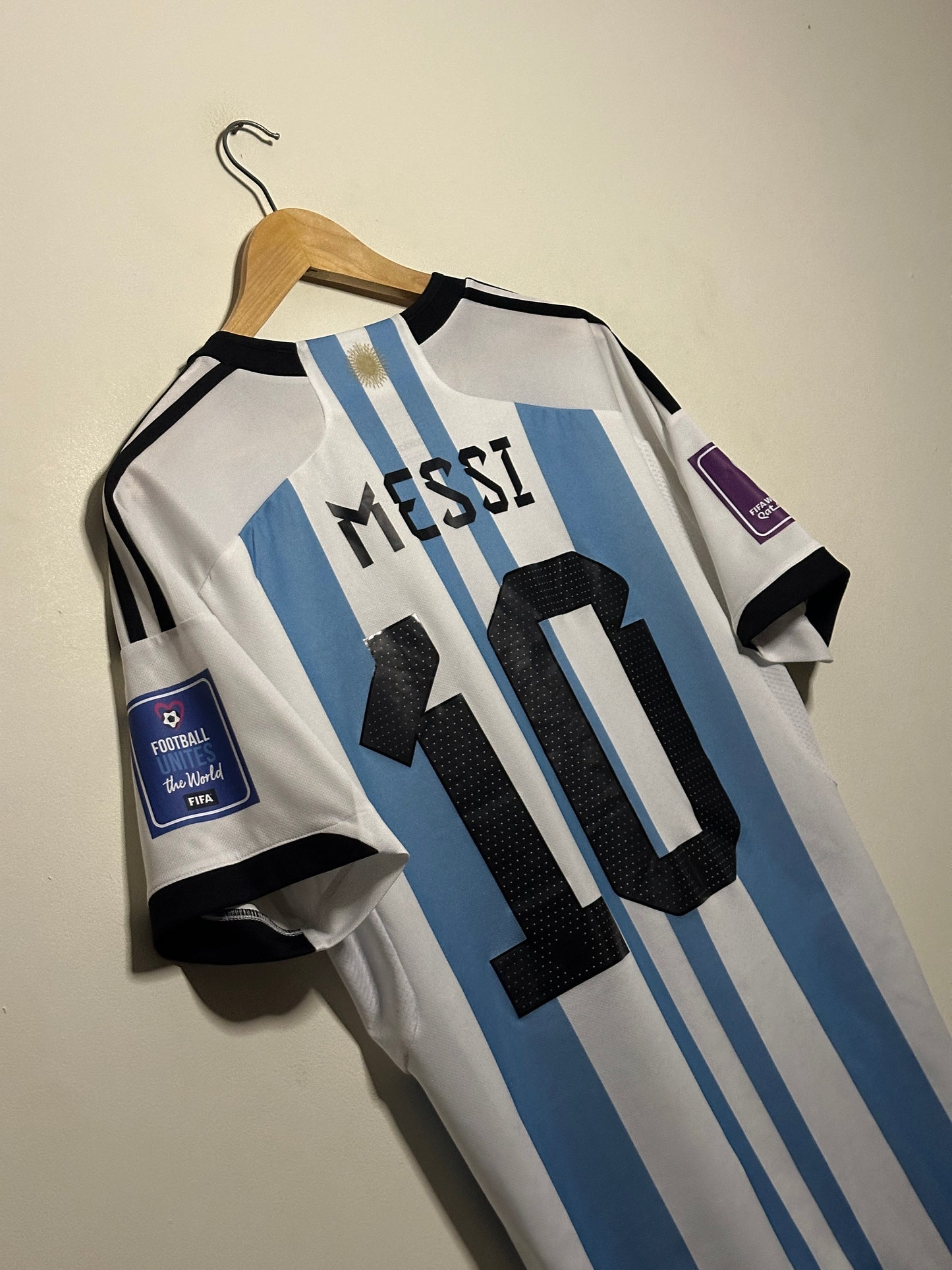Lionel Messi Argentina 2022 World Cup final edition home football shirt (L)