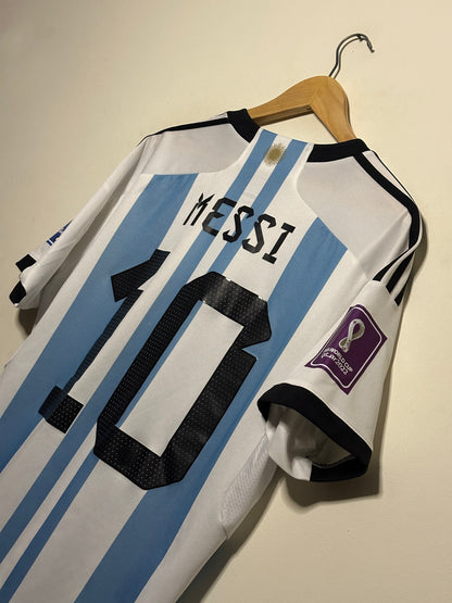 Lionel Messi Argentina 2022 World Cup final edition home football shirt (L)