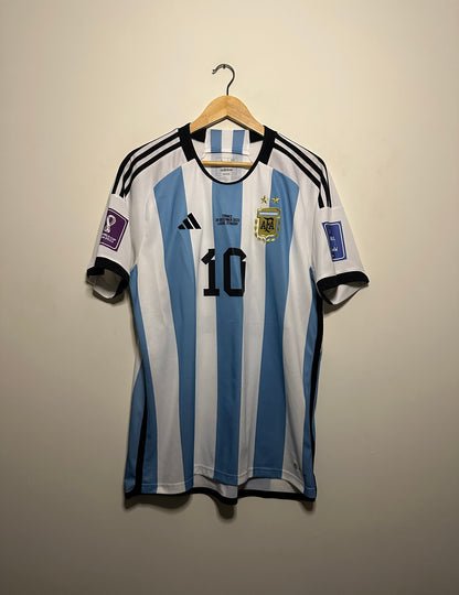 Lionel Messi Argentina 2022 World Cup final edition home football shirt (L)