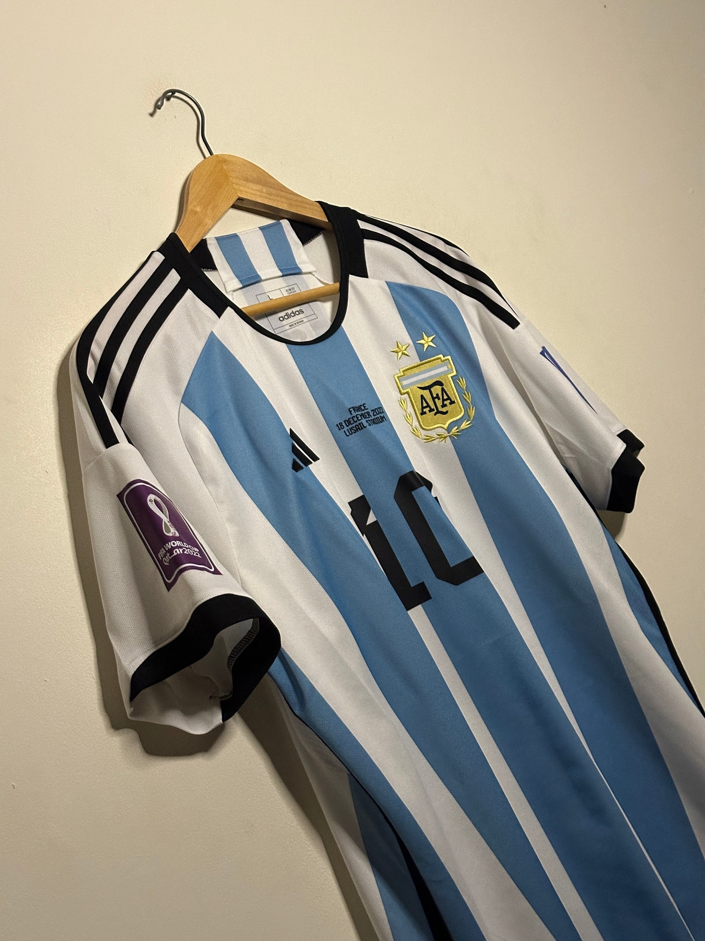 Lionel Messi Argentina 2022 World Cup final edition home football shirt (L)
