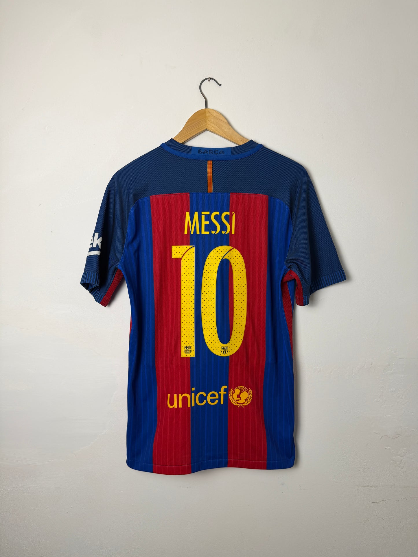 Lionel Messi FC Barcelona 2016-17 AEROSWIFT home football shirt (M)