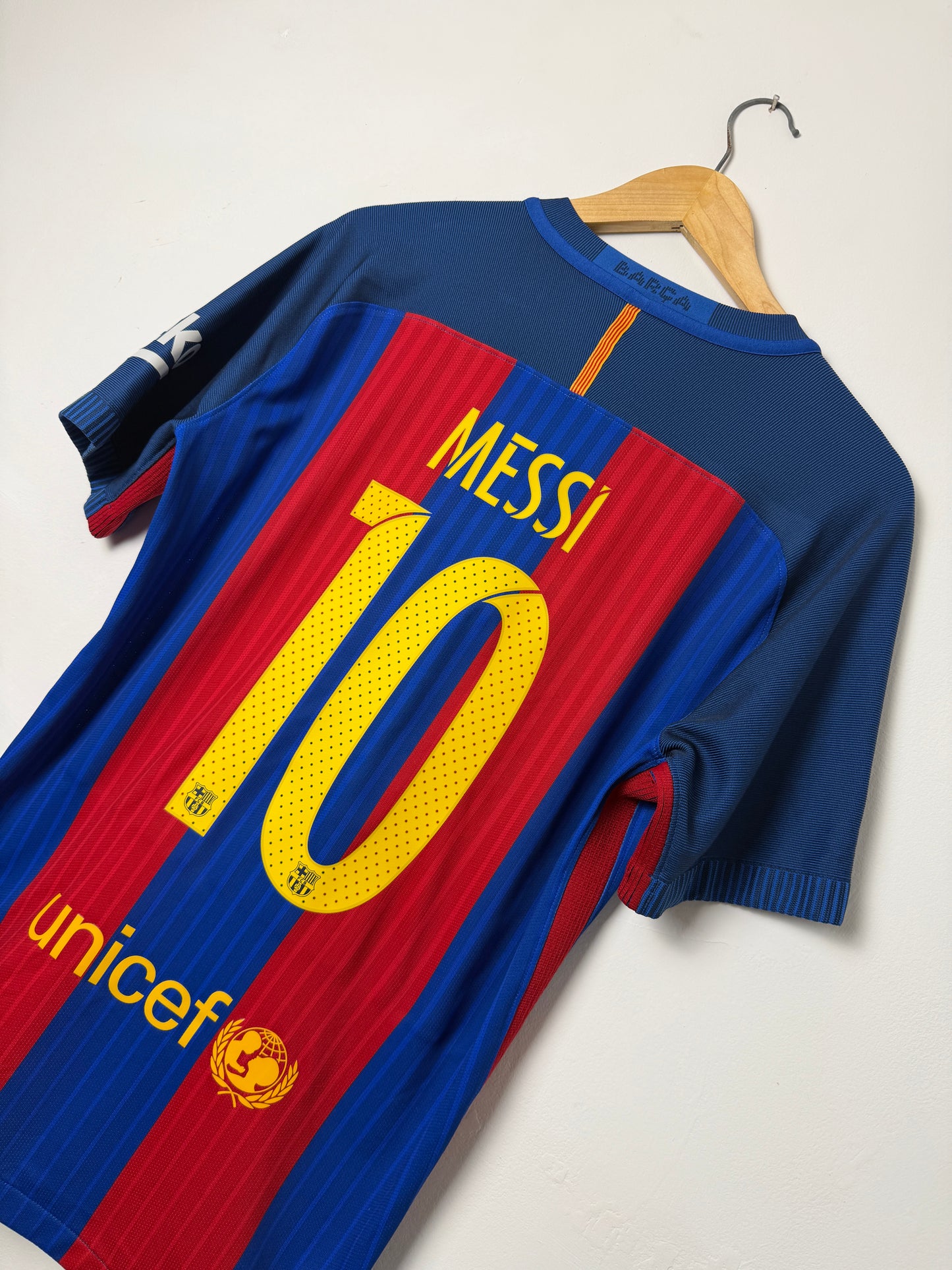 Lionel Messi FC Barcelona 2016-17 AEROSWIFT home football shirt (M)