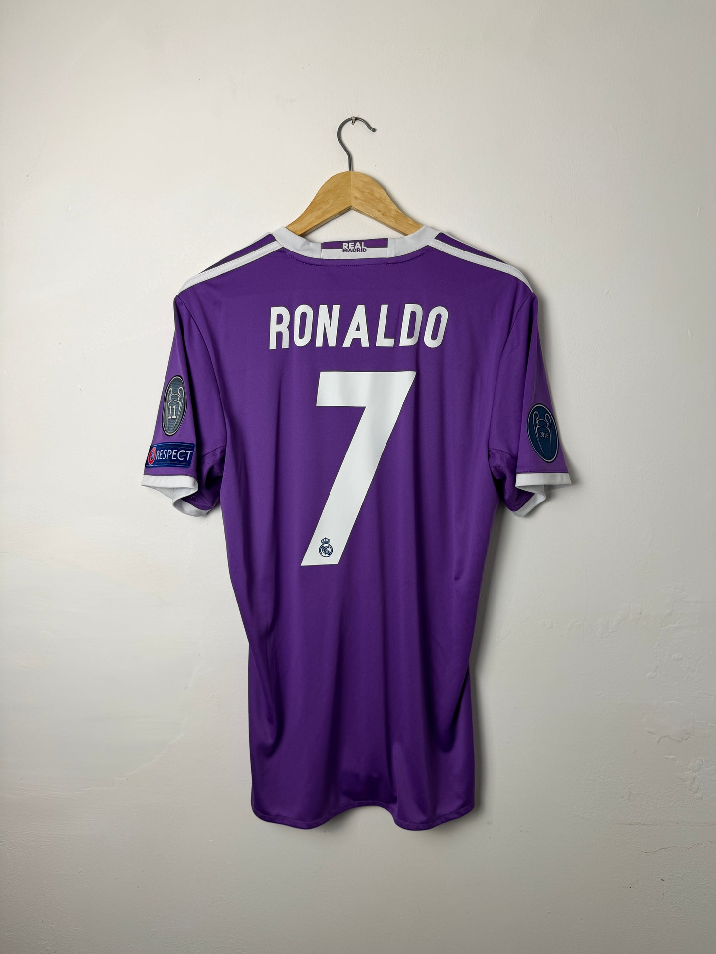 Cristiano Ronaldo Real Madrid CF 2016-17 away football shirt (M)