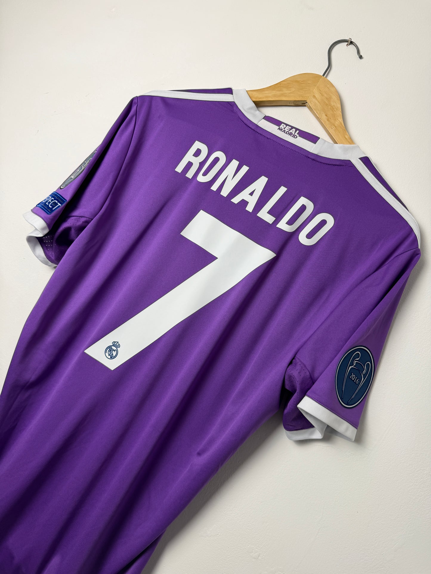 Cristiano Ronaldo Real Madrid CF 2016-17 away football shirt (M)
