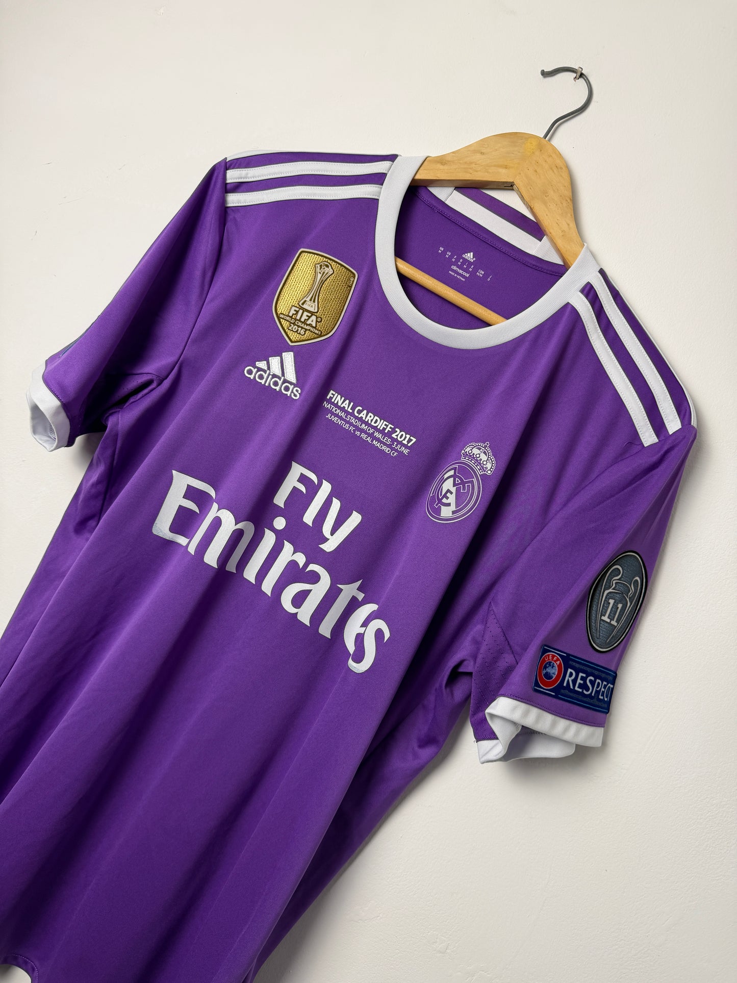 Cristiano Ronaldo Real Madrid CF 2016-17 away football shirt (M)