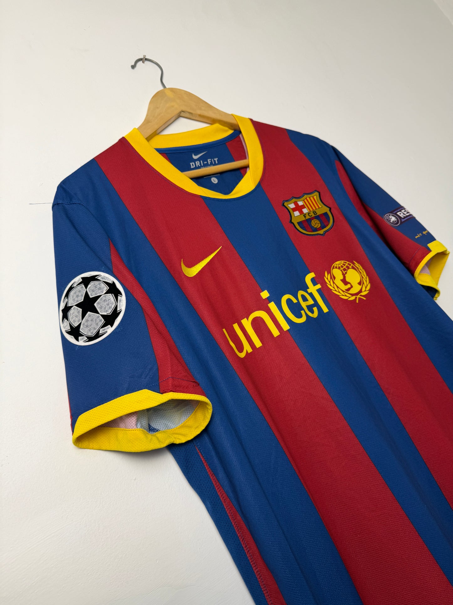 Lionel Messi FC Barcelona 2010-11 home football shirt (L)