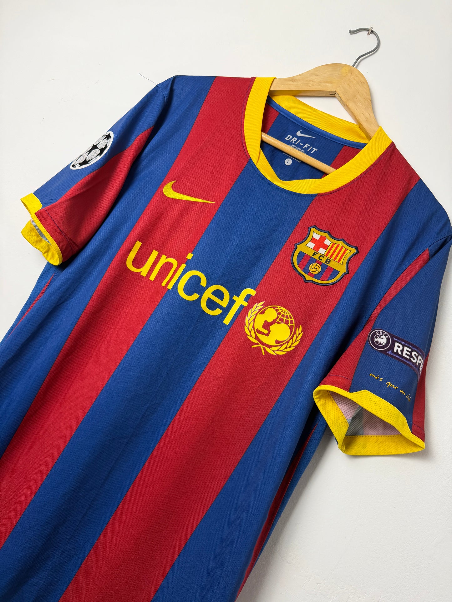 Lionel Messi FC Barcelona 2010-11 home football shirt (L)