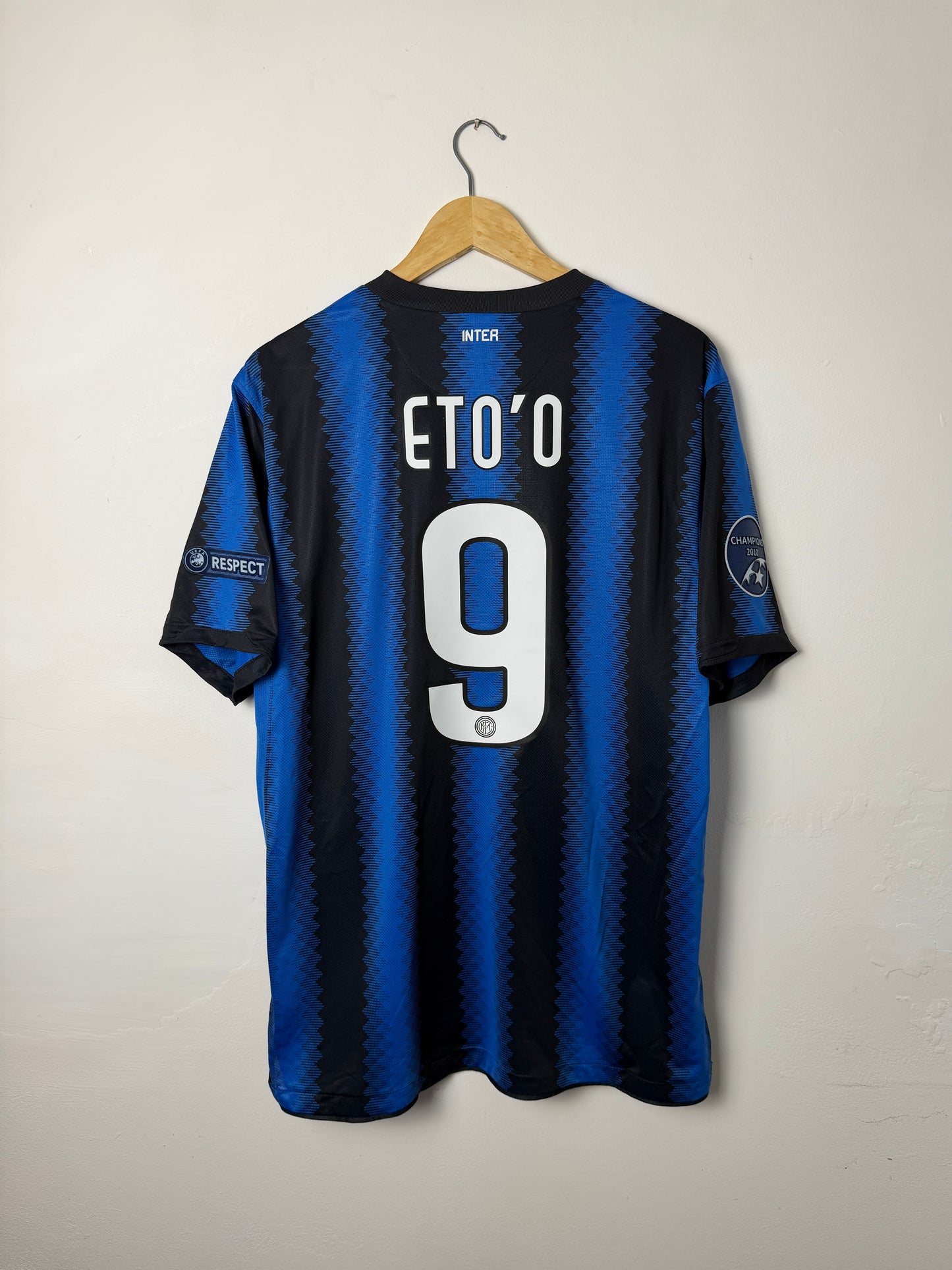 Samuel Eto'o Inter Milan 2010-11 home football shirt (L)