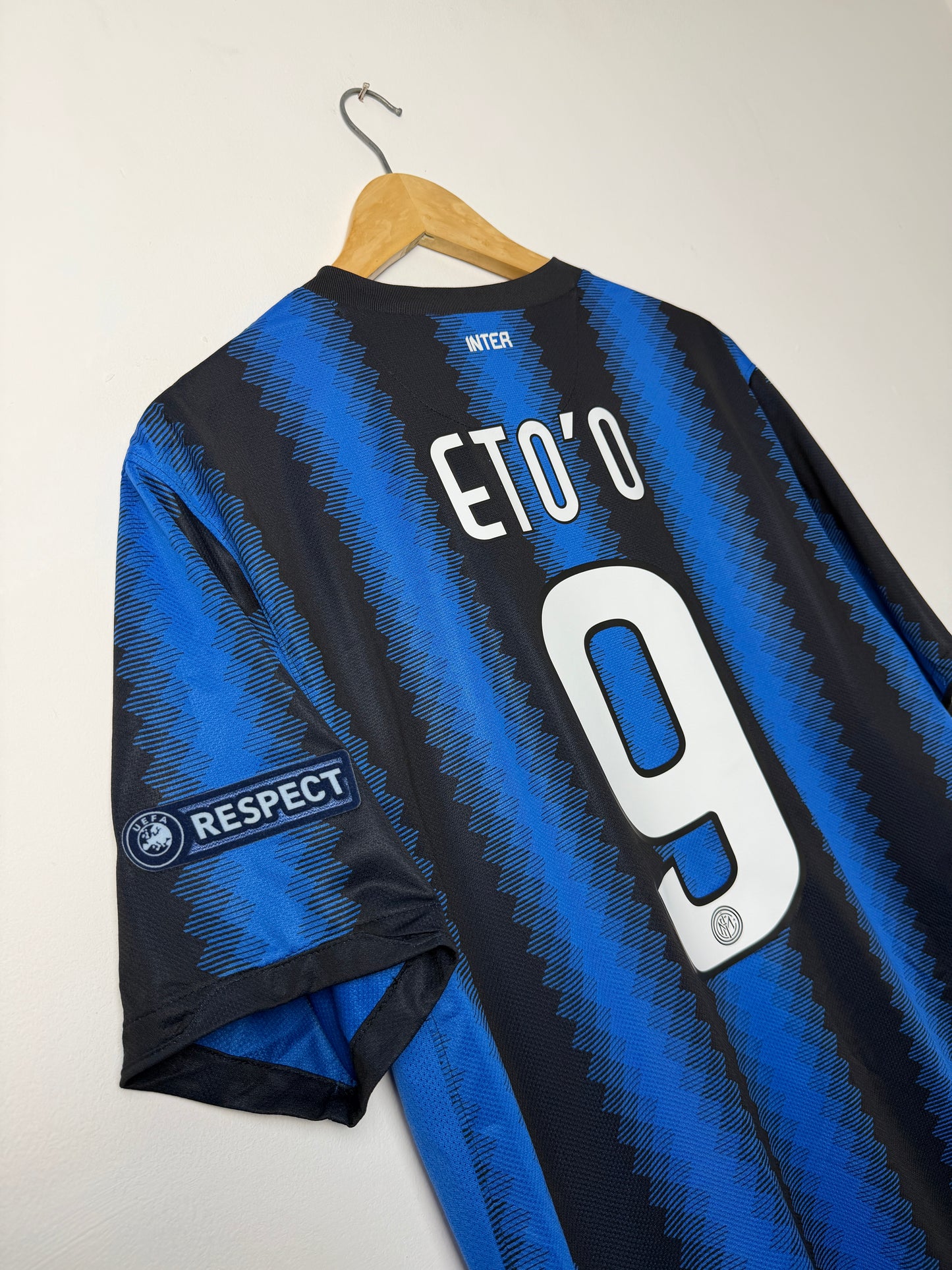 Samuel Eto'o Inter Milan 2010-11 home football shirt (L)