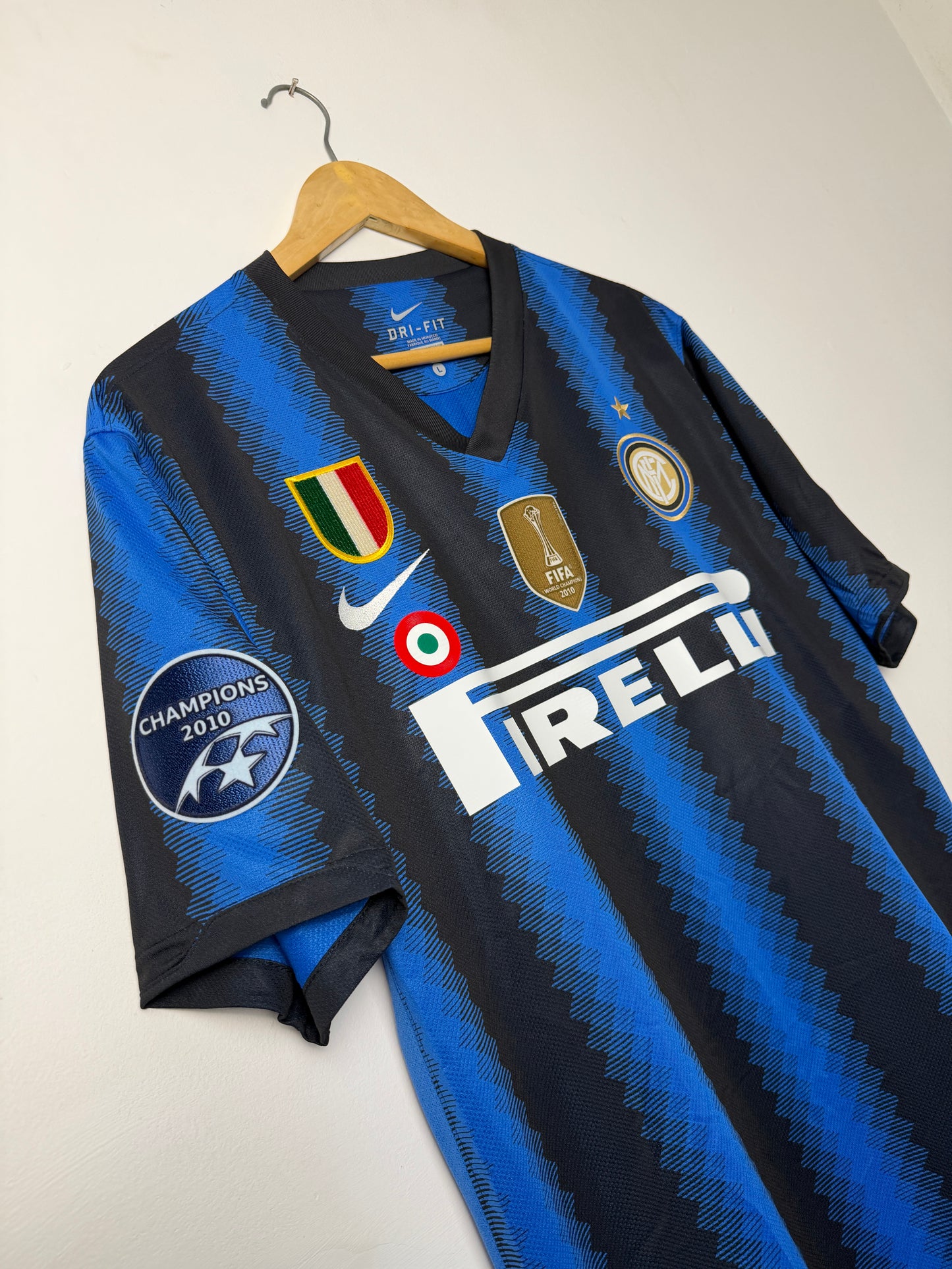 Samuel Eto'o Inter Milan 2010-11 home football shirt (L)