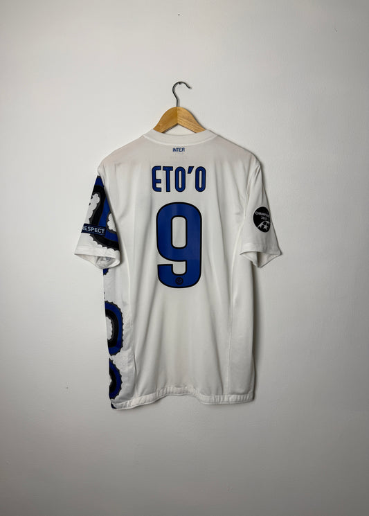 Samuel Eto'o Inter Milan 2010-11 away football shirt (M)