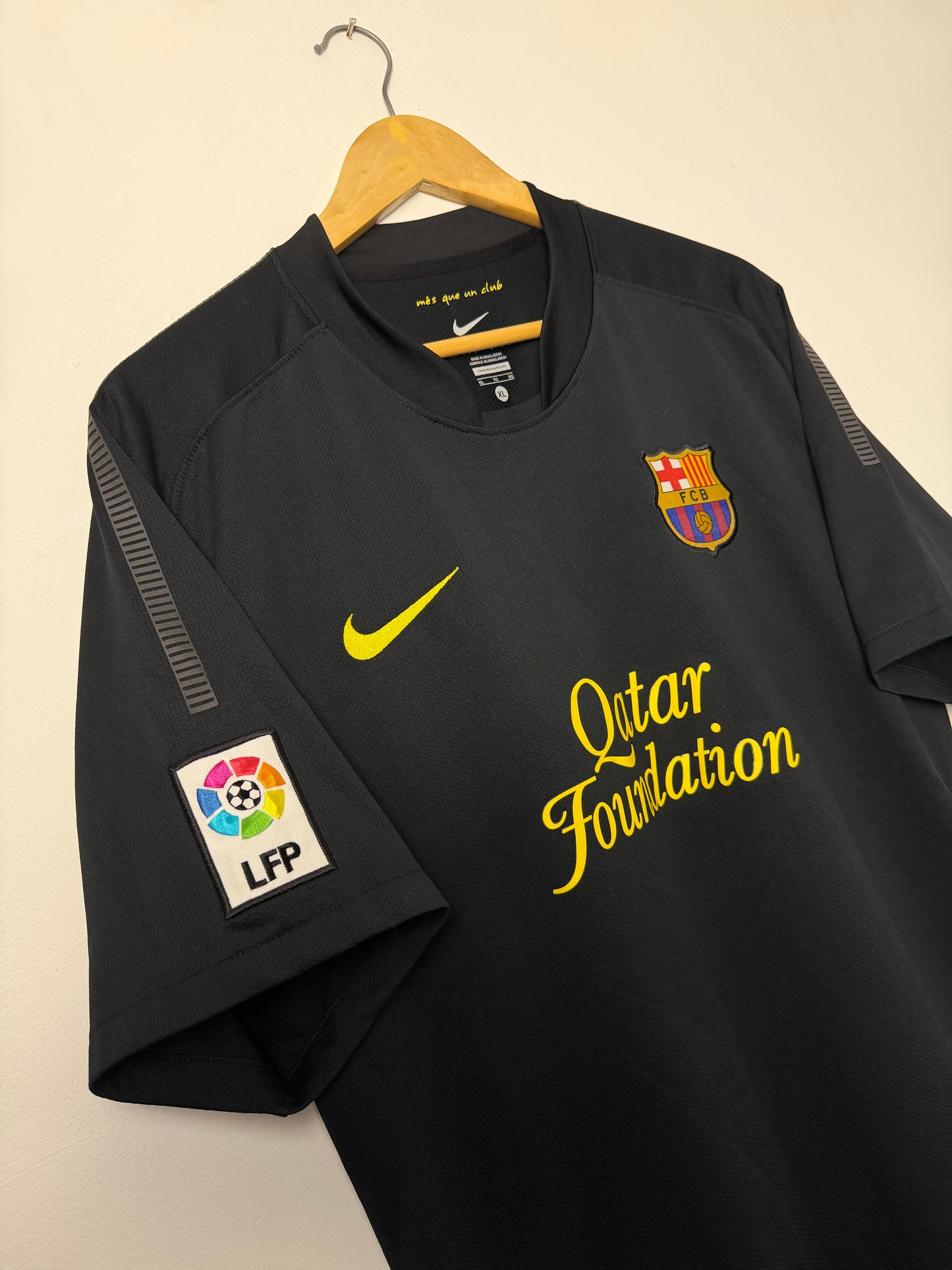 Lionel Messi FC Barcelona 2011-12 away football shirt (XL)