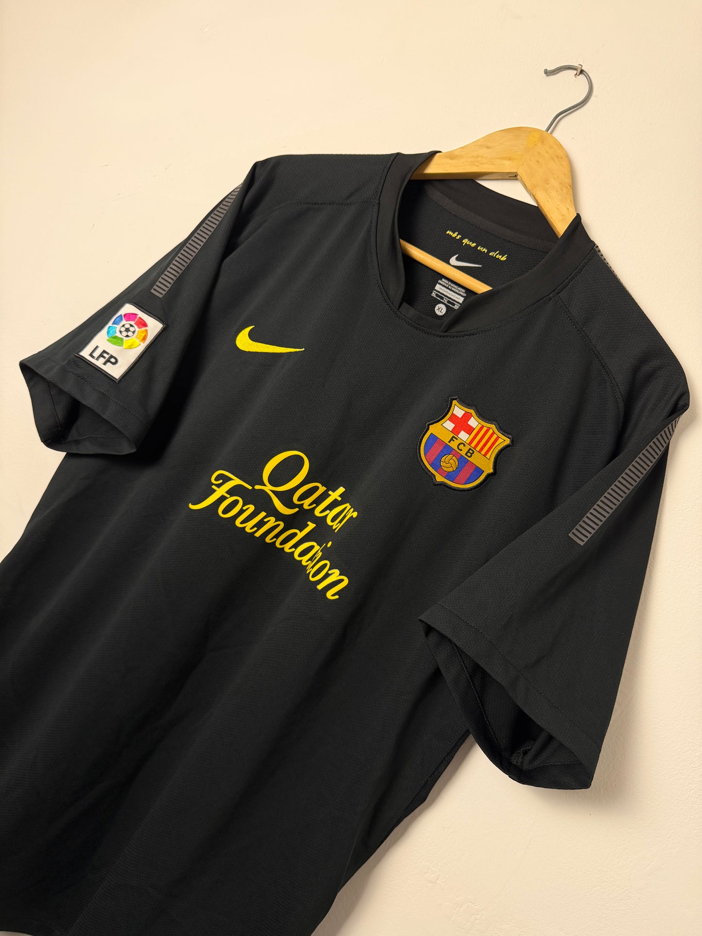 Lionel Messi FC Barcelona 2011-12 away football shirt (XL)