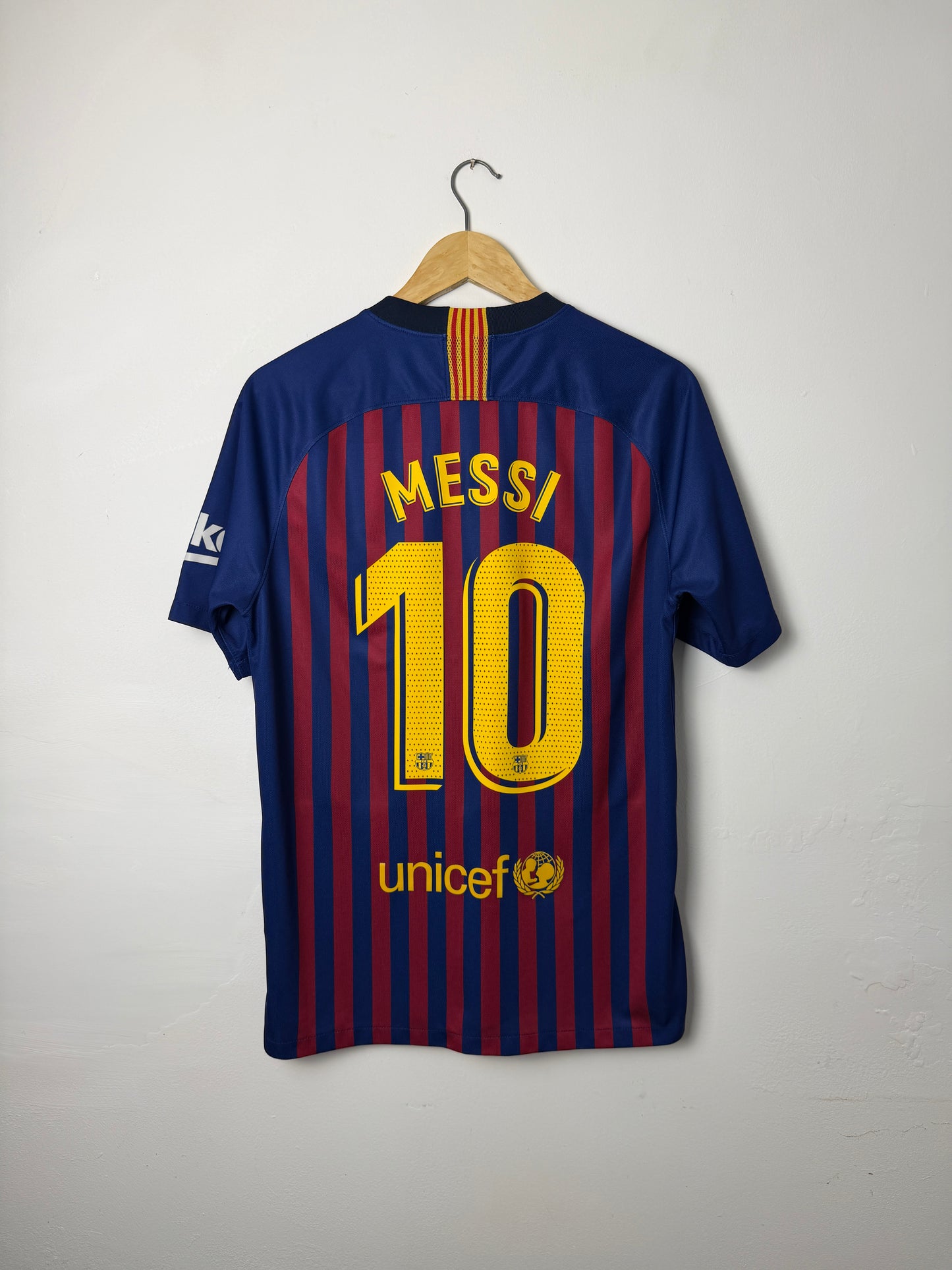 Lionel Messi FC Barcelona 2018-19 home football shirt (M)