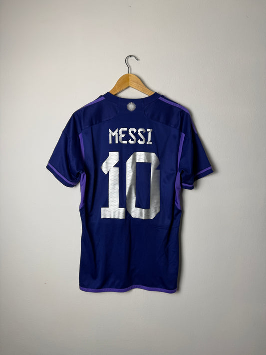 Lionel Messi Argentina 2022 away football shirt (M)
