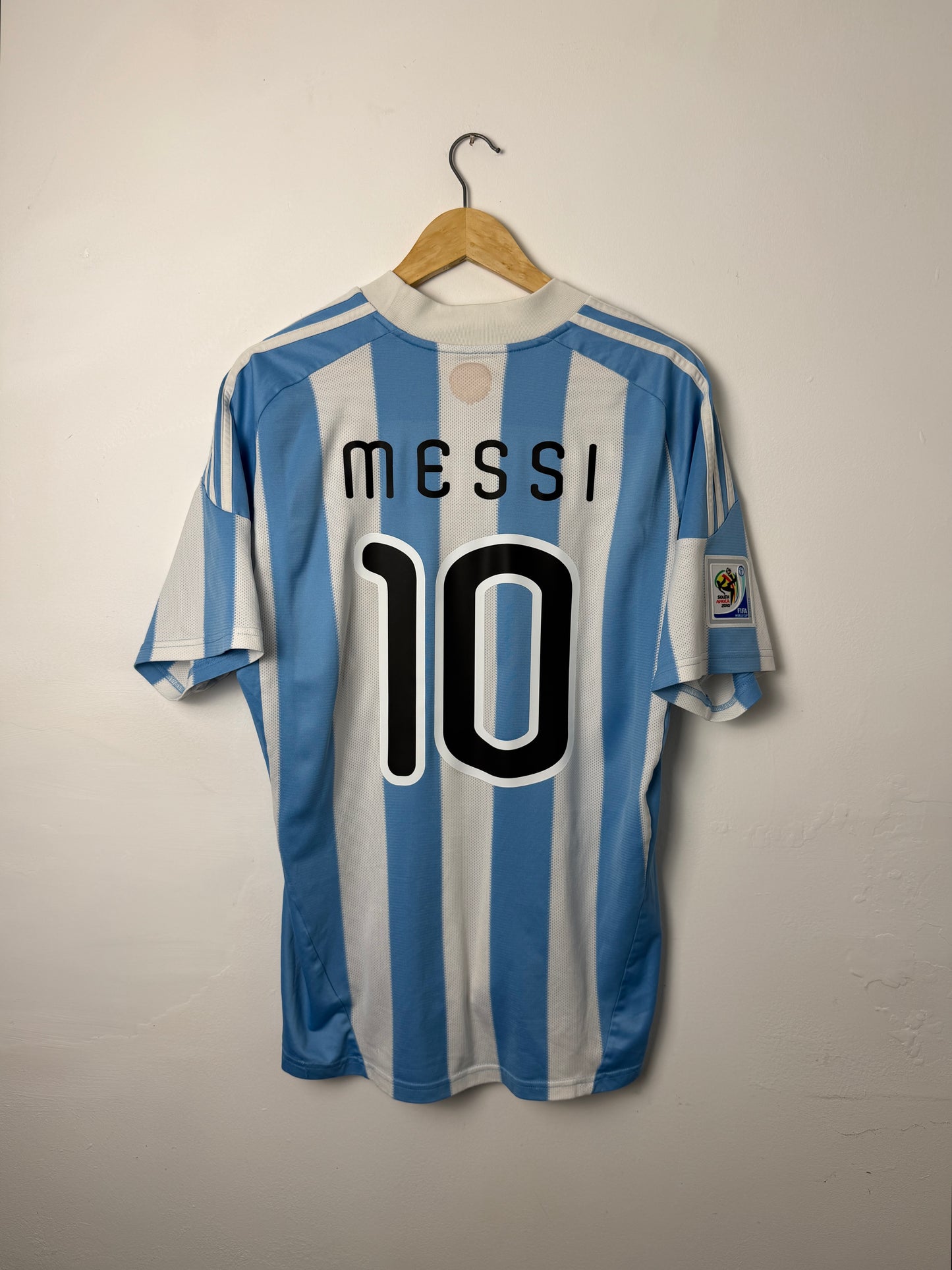 Lionel Messi Argentina 2010 home football shirt (L)