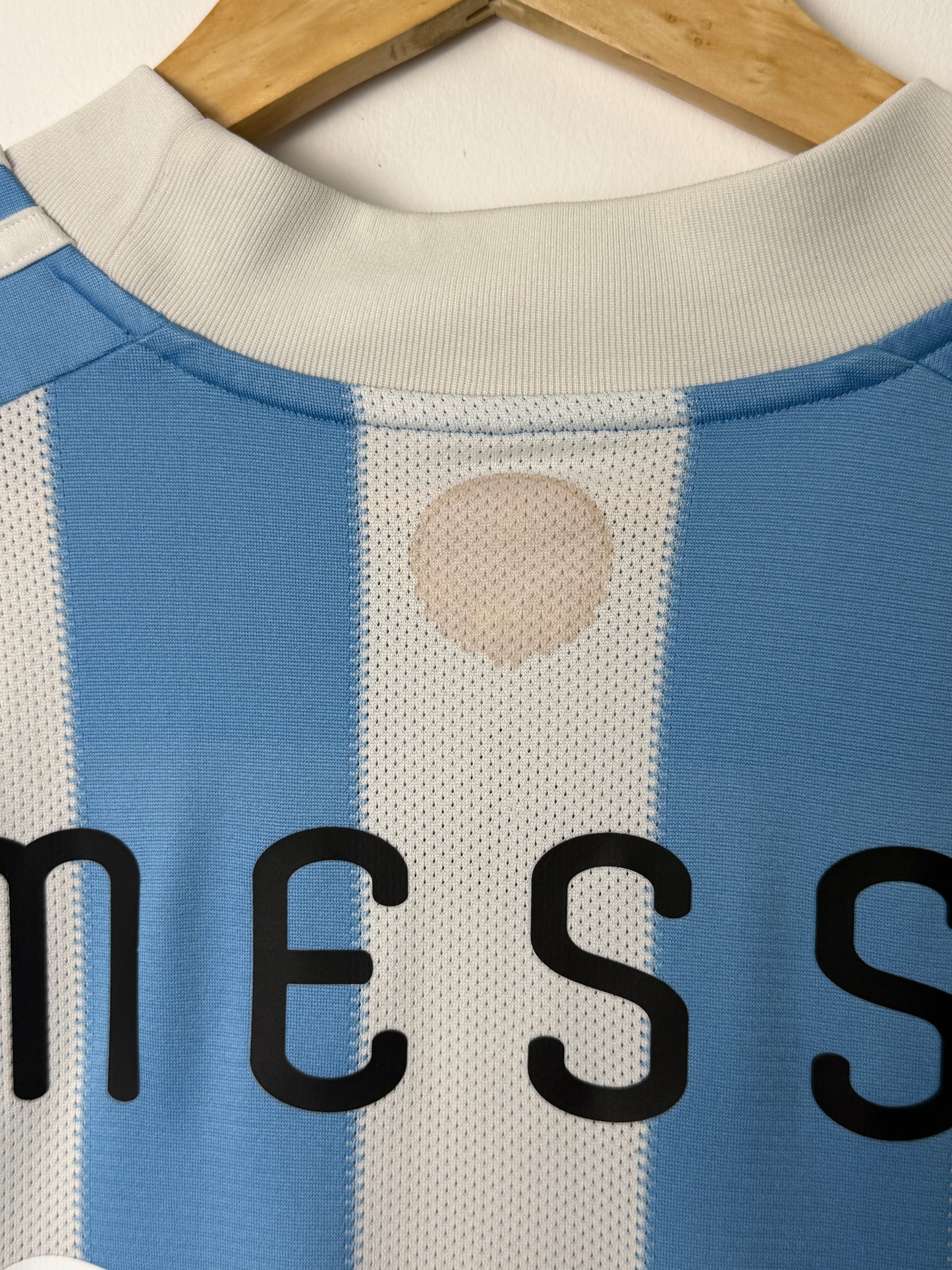 Lionel Messi Argentina 2010 home football shirt (L)