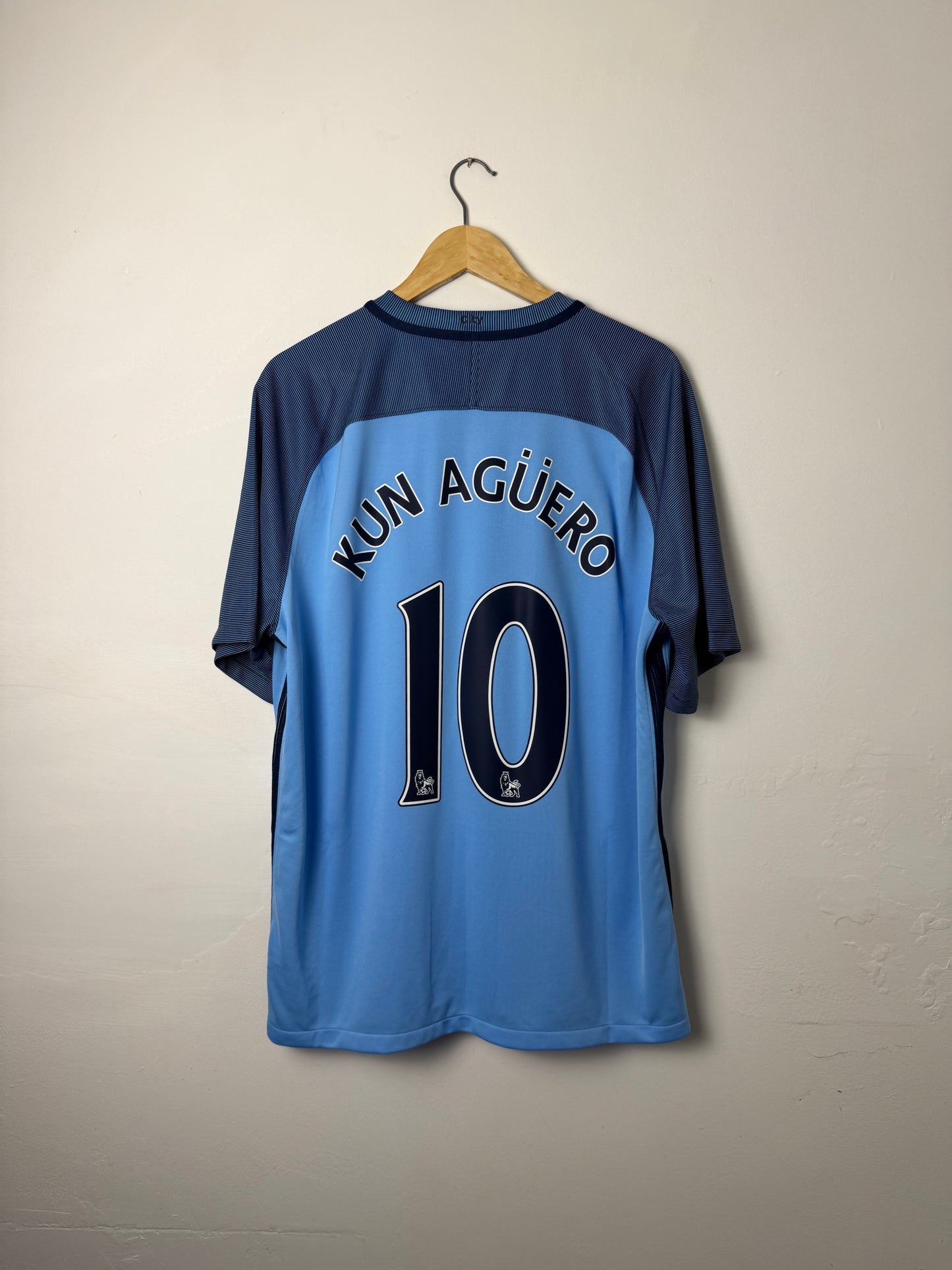Sergio Aguero Manchester City FC 2017-18 home football shirt (XL)
