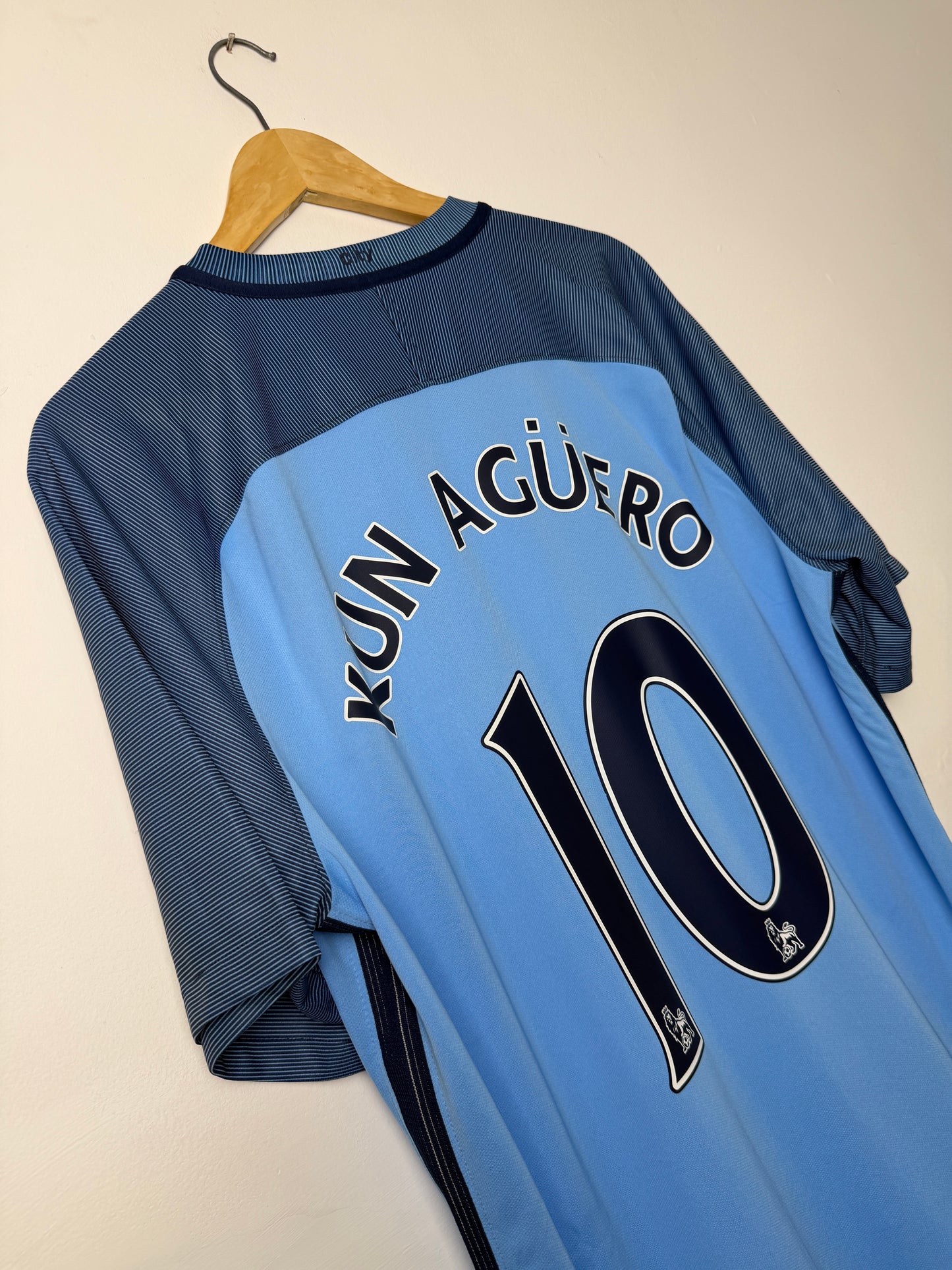 Sergio Aguero Manchester City FC 2017-18 home football shirt (XL)