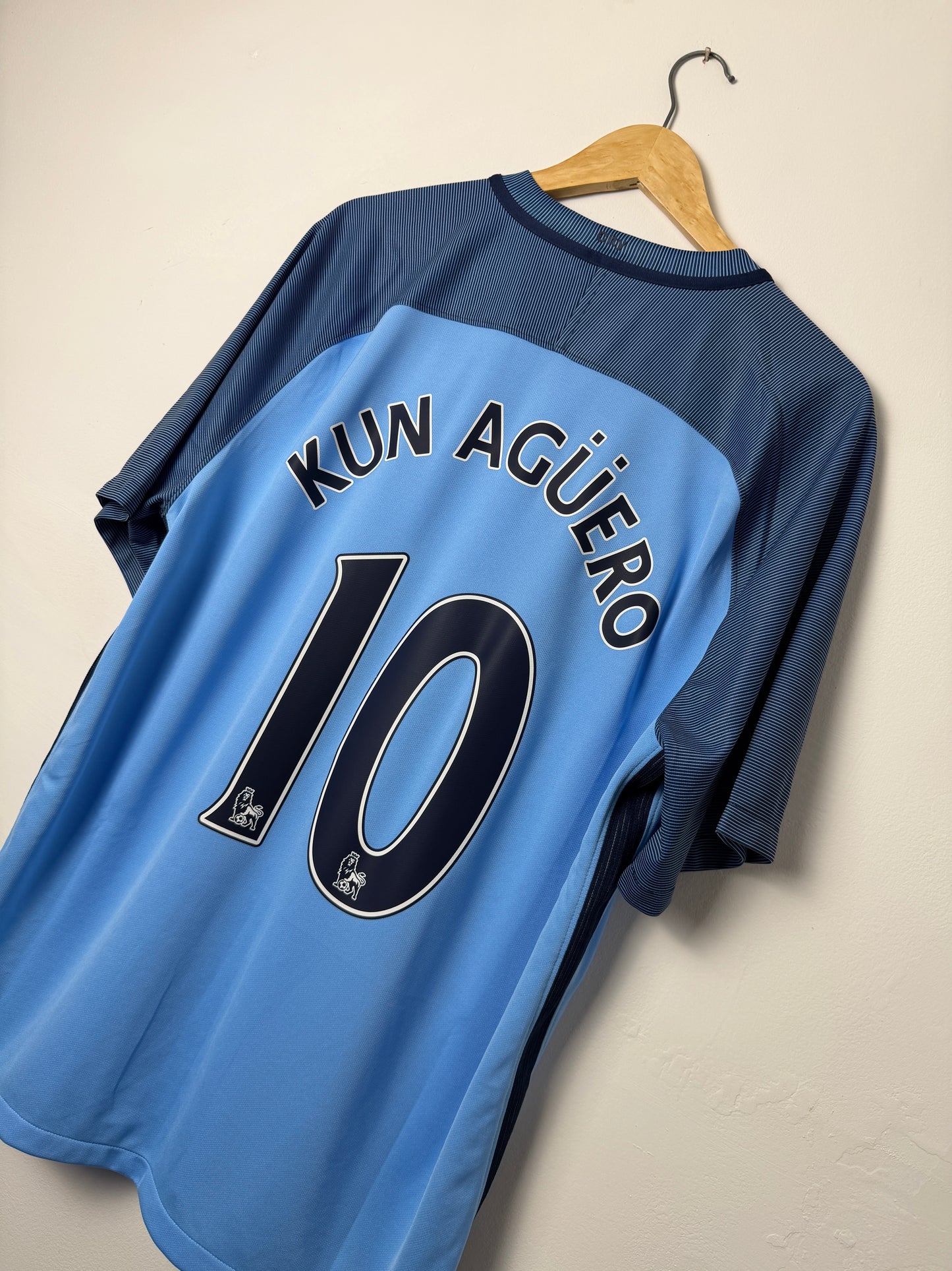 Sergio Aguero Manchester City FC 2017-18 home football shirt (XL)