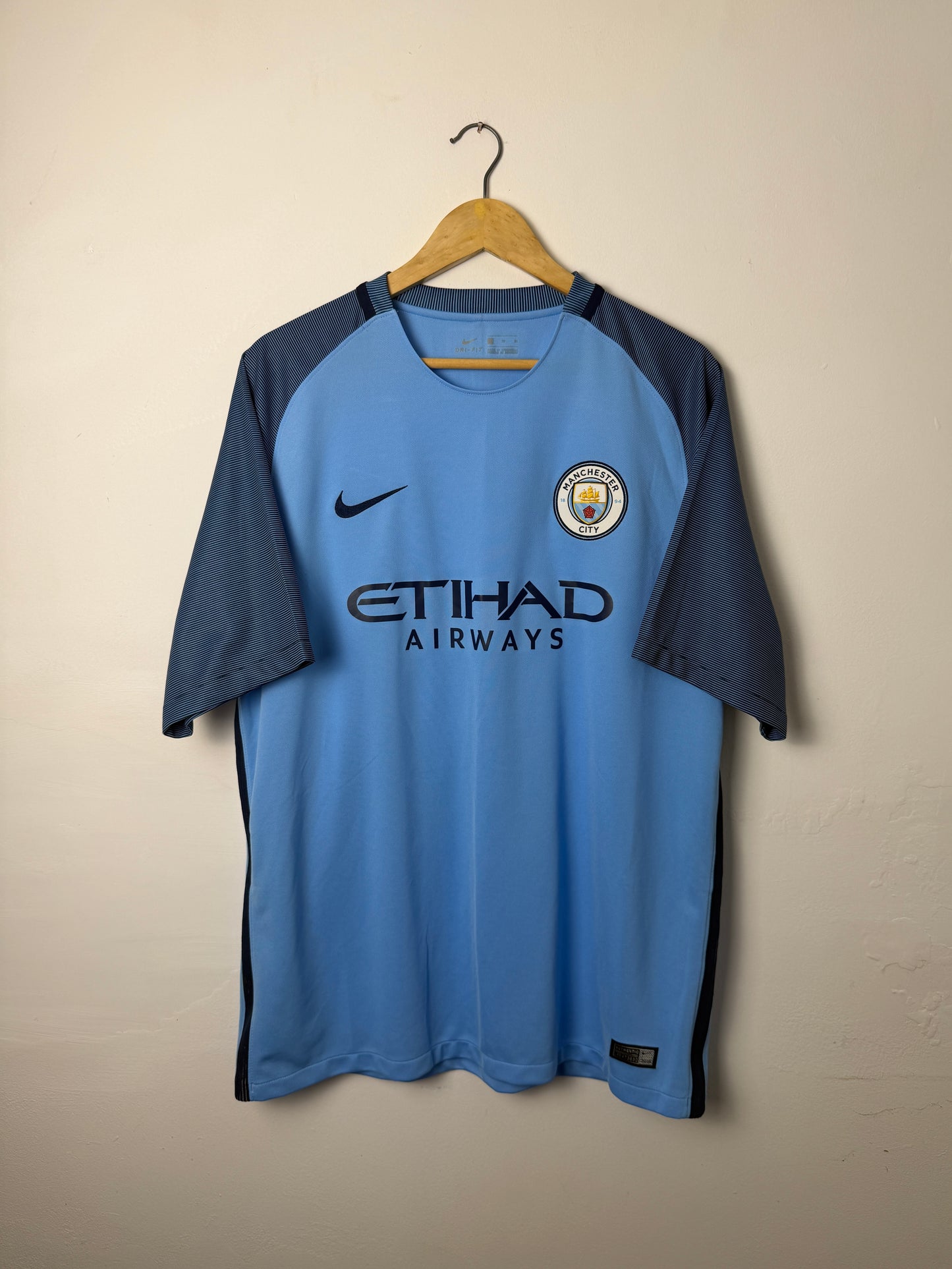 Sergio Aguero Manchester City FC 2017-18 home football shirt (XL)