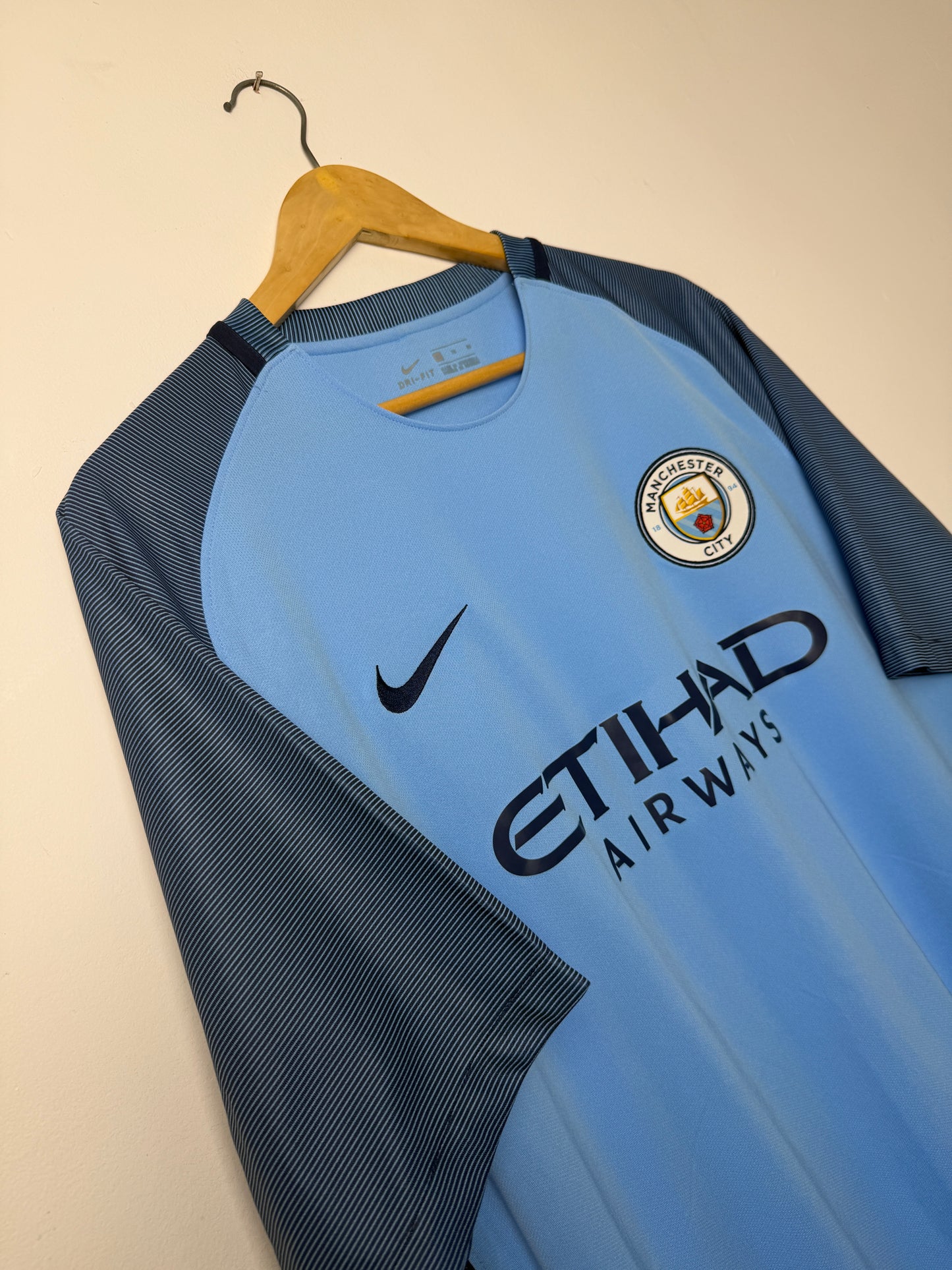 Sergio Aguero Manchester City FC 2017-18 home football shirt (XL)