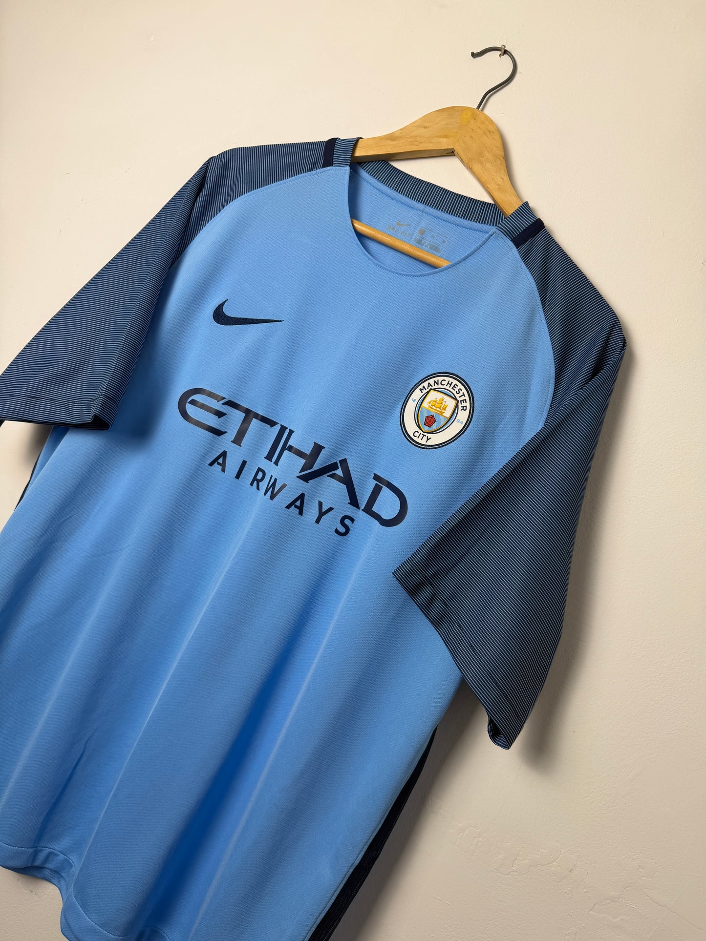 Sergio Aguero Manchester City FC 2017-18 home football shirt (XL)