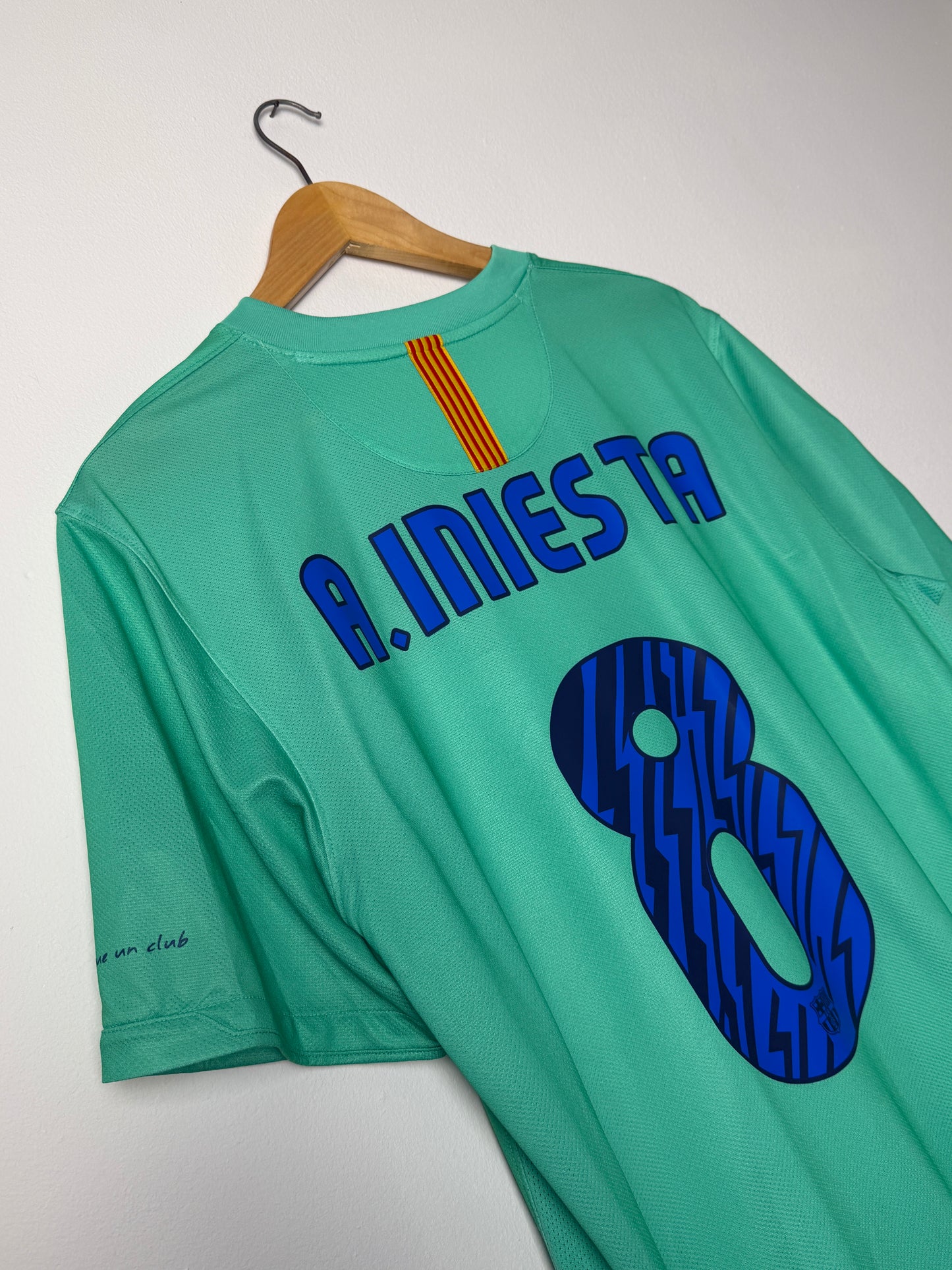 Andres Iniesta FC Barcelona 2010-11 away football shirt (L)